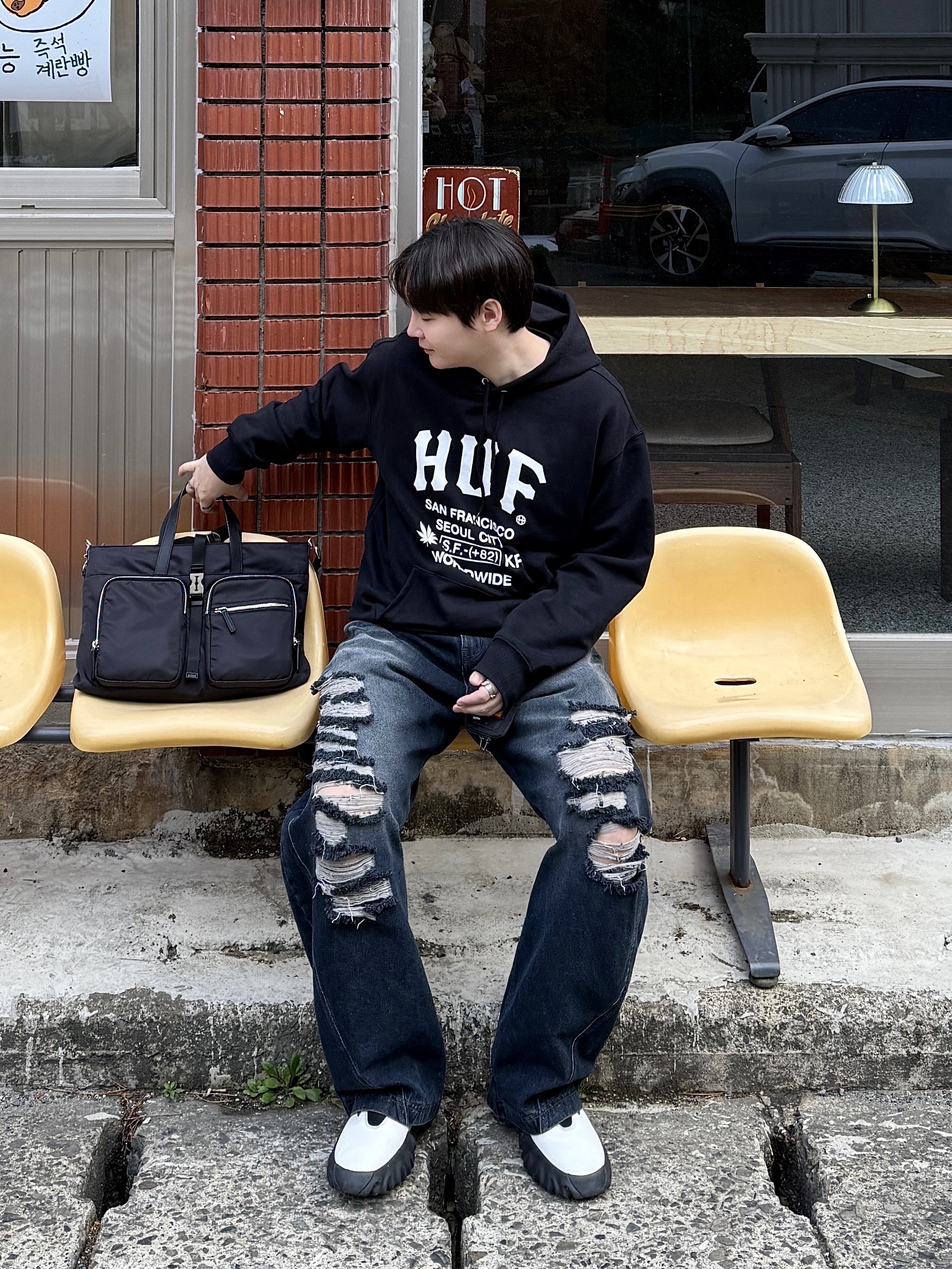 BLR Adjustable Waist Destroyed Denim Pants Dark Blue, Oakley Factory Team x Brain Dead x Ssense Chop Saw Mule White 착용 스타일 - 2