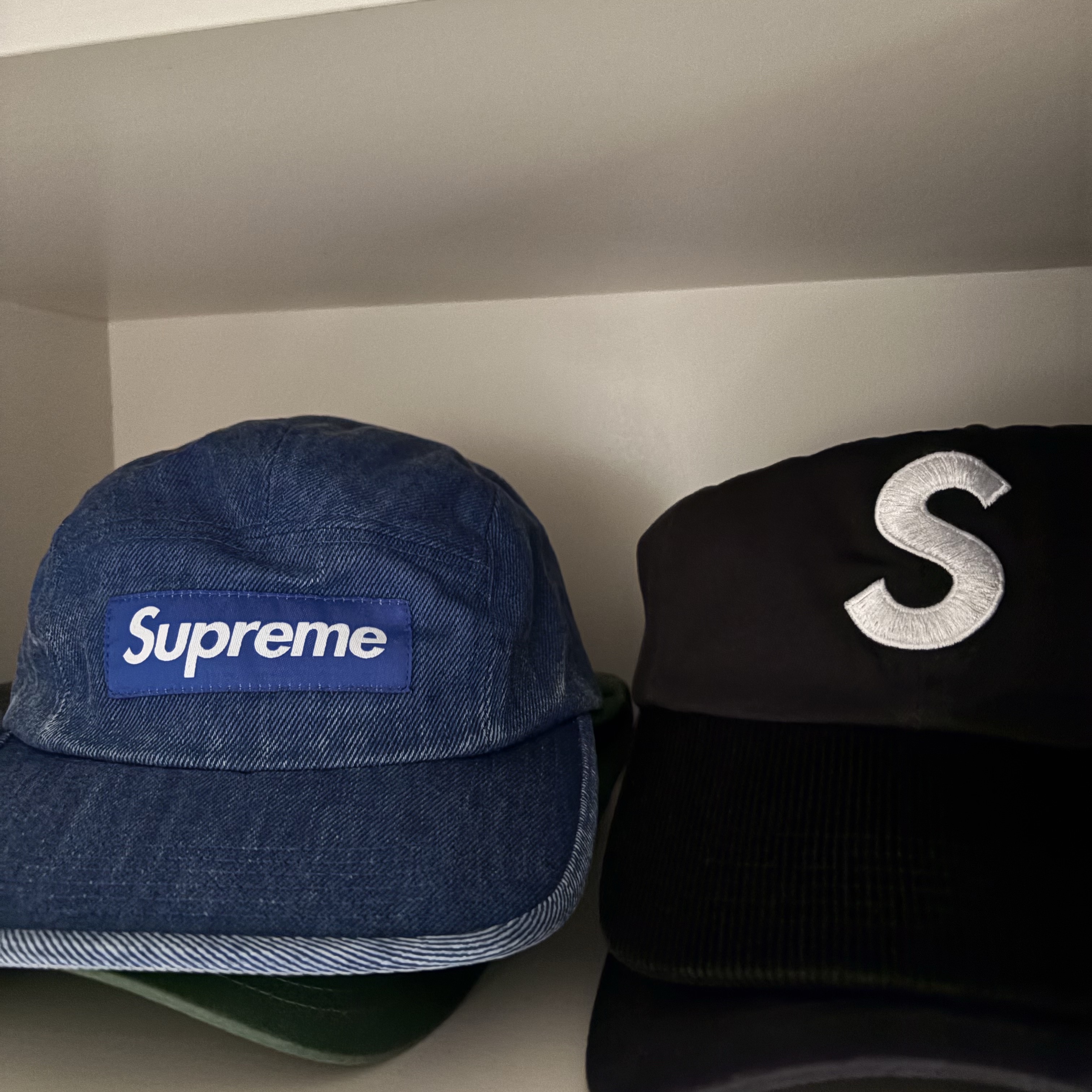 Supreme Coated Denim Camp Cap Royal - 24SS 착용 스타일