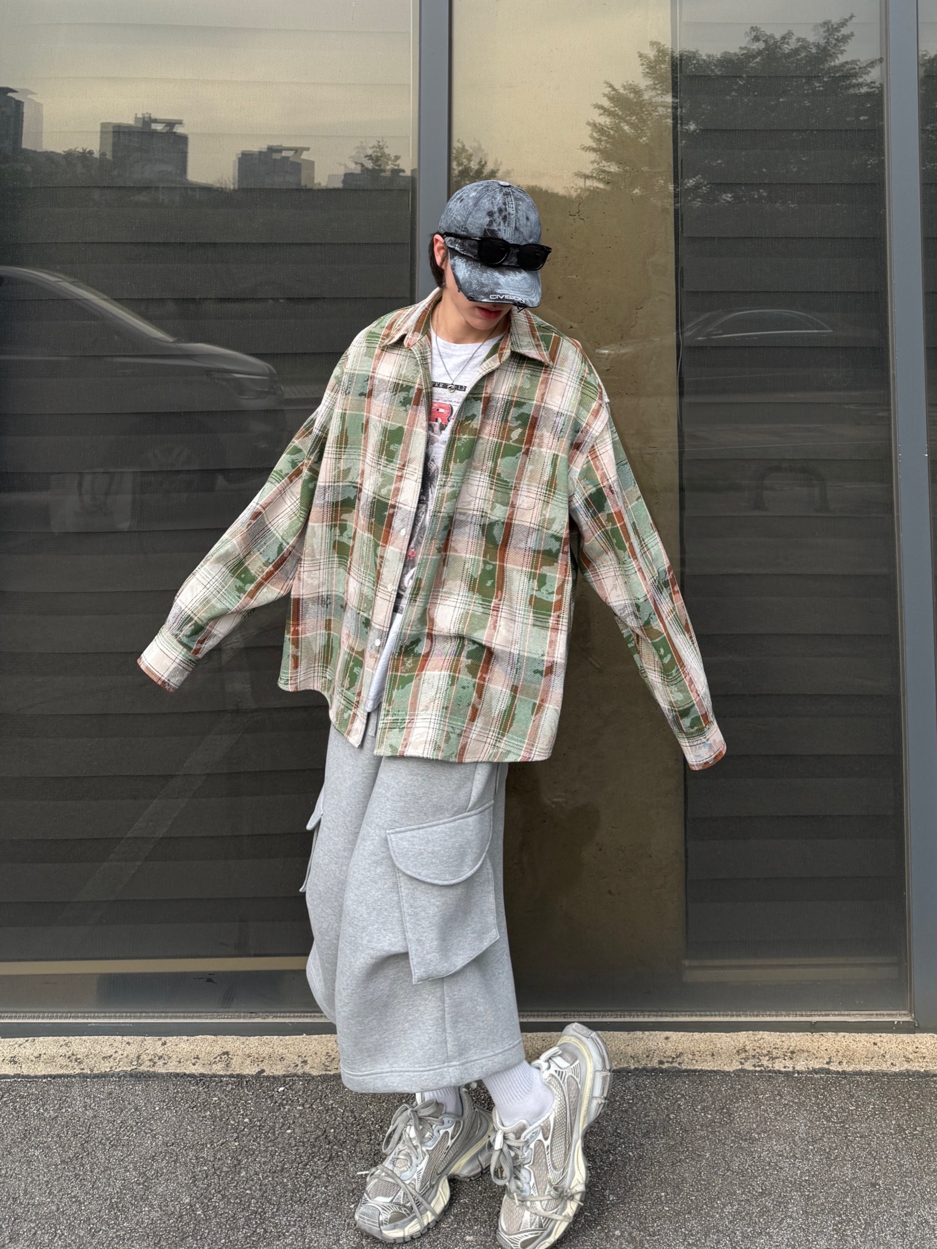 MJD Oversized Check Shirt Vintage Green, GRAILZ x KOIN SEOUL Magazine T-Shirts Melange Grey 착용 스타일 - 4