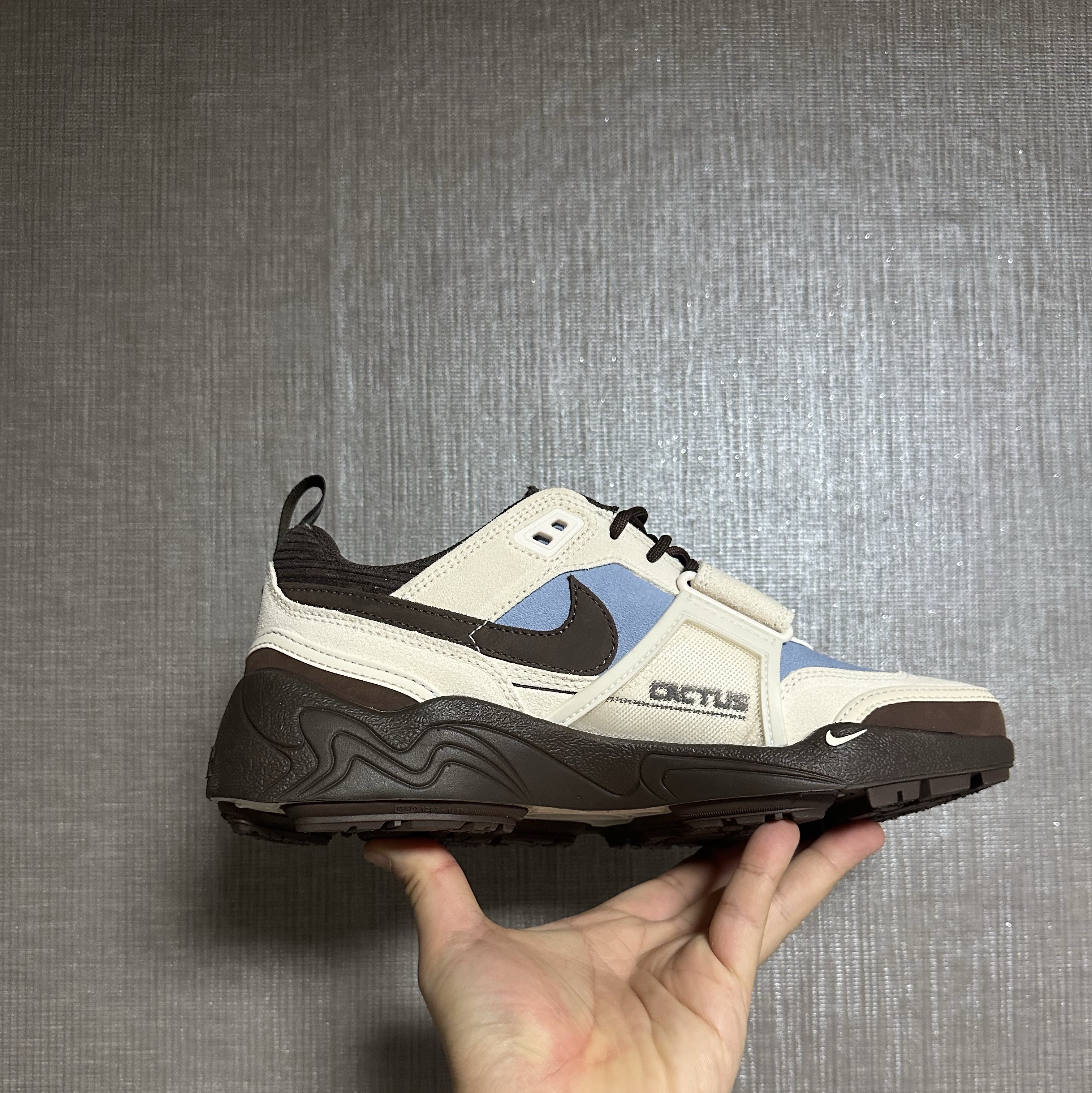 Nike x Travis Scott Zoom Field Jaxx Pale Ivory and Leche Blue 착용 스타일 - 1