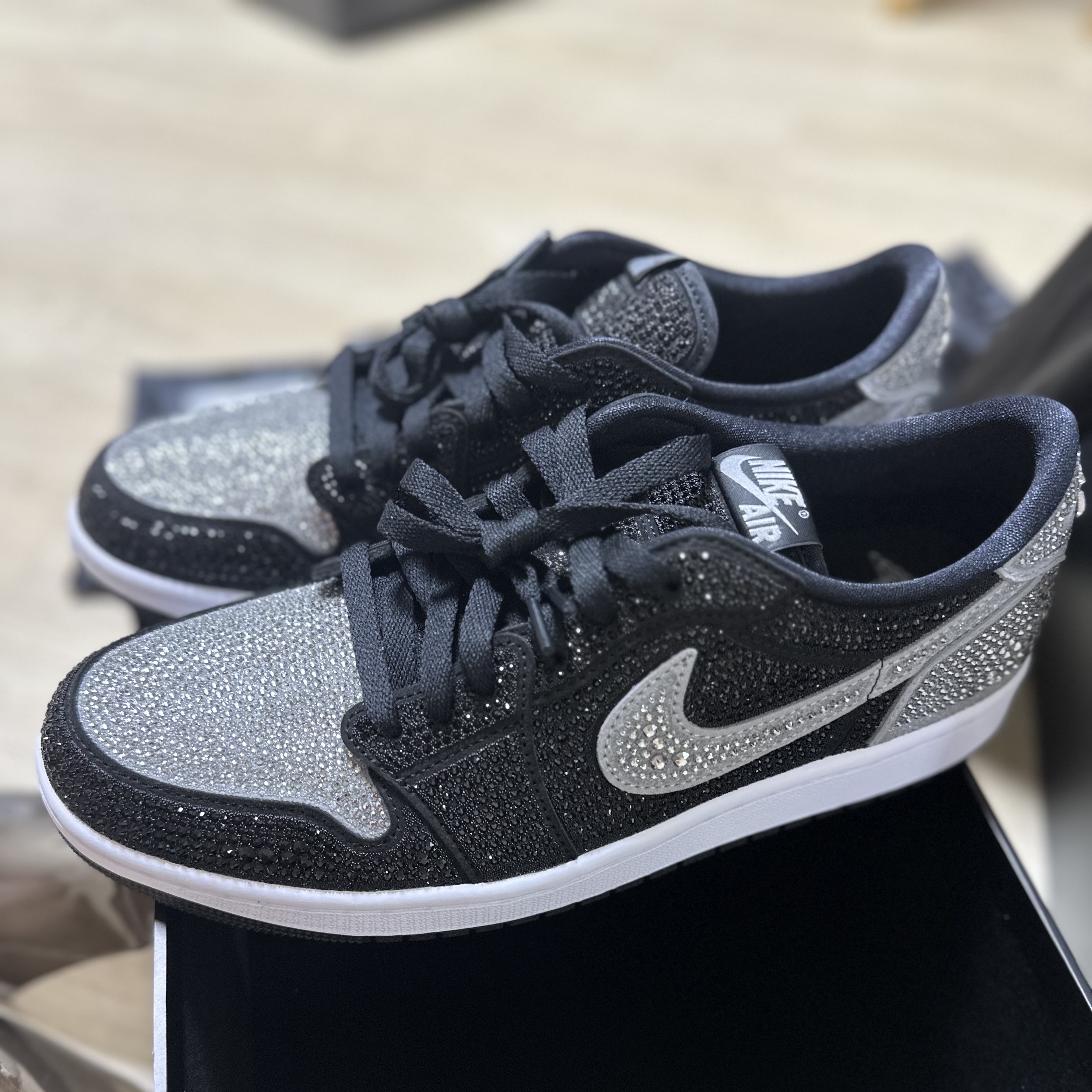 (W) Jordan 1 x Swarovski Low OG Crystal 착용 스타일 - 3