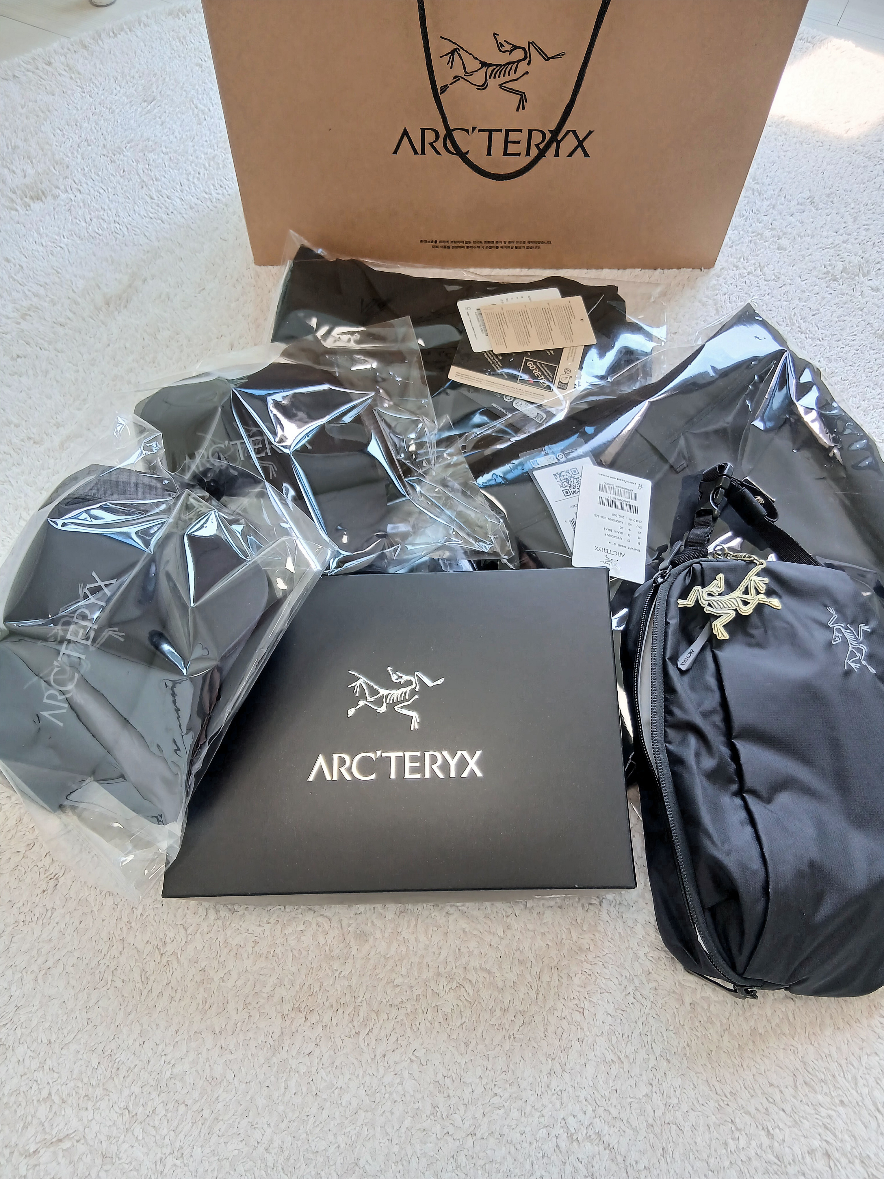 Arc'teryx Heliad 6 Crossbody Bag Black, Arc'teryx Norvan Jacket Black 착용 스타일 - 3