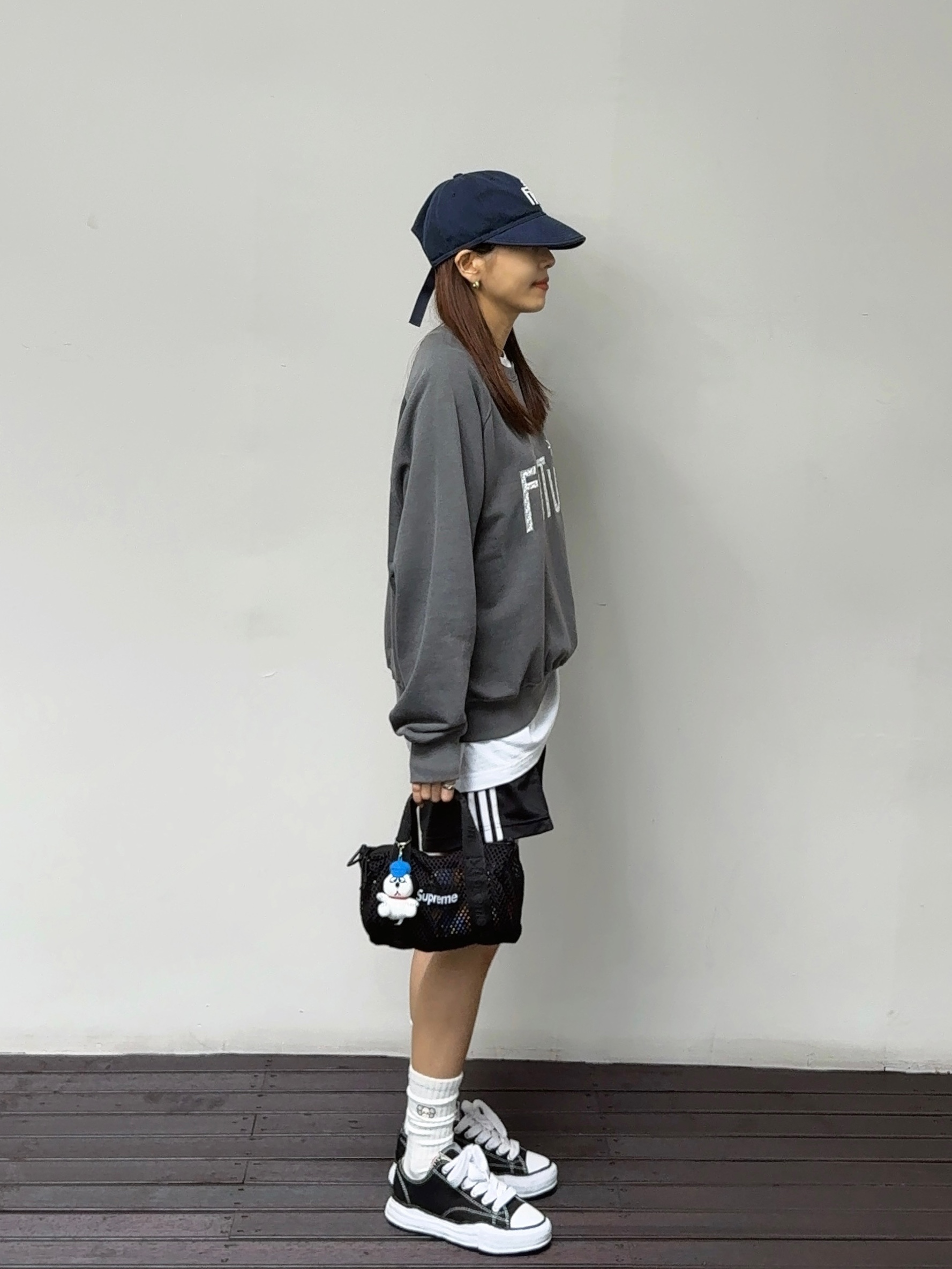 Uniqlo UT x Kaws x Warhol S/S Graphic T-Shirt A White, Supreme Mesh Mini Duffle Bag Black - 25SS 착용 스타일 - 4