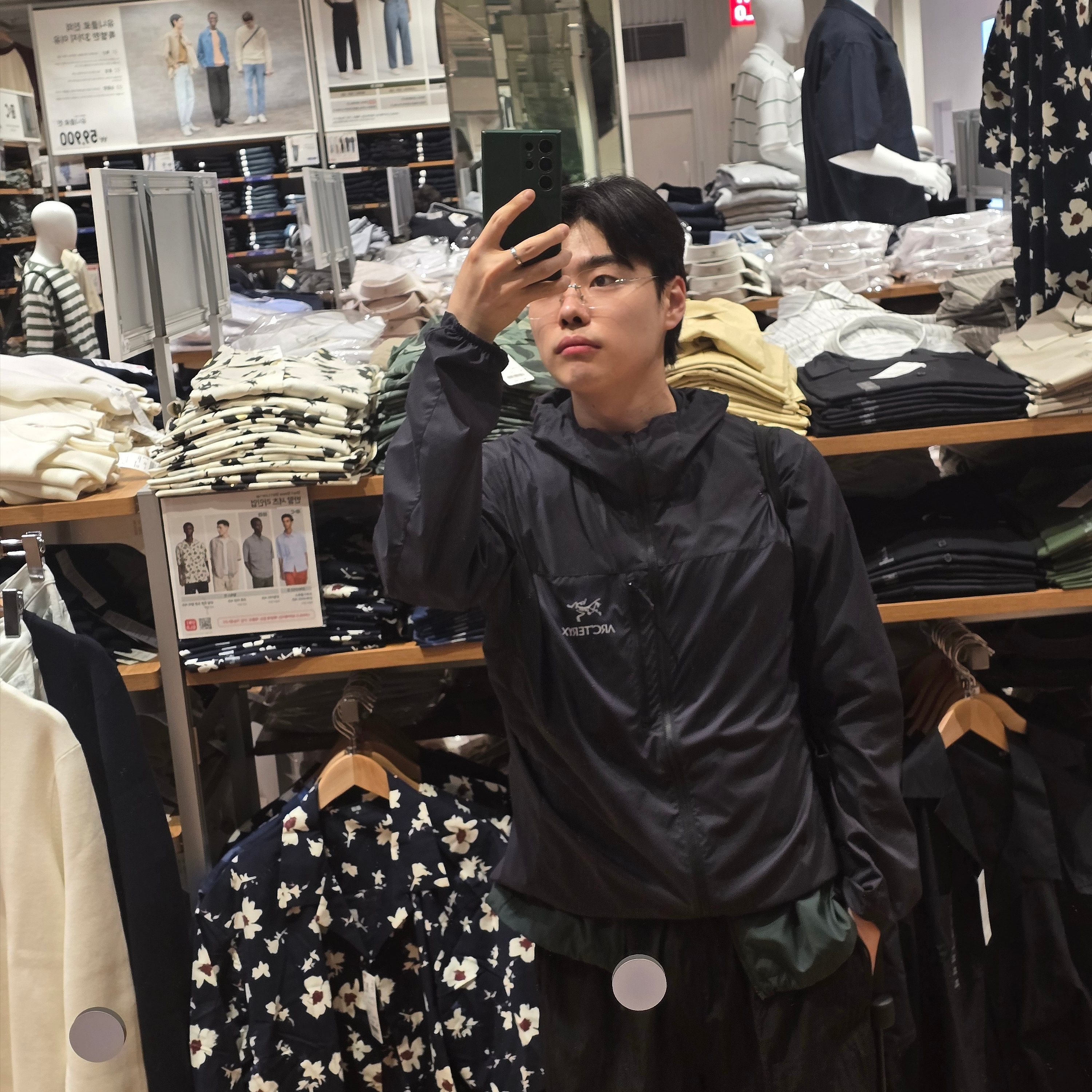 Arc'teryx Squamish Hoody Black, Matin Kim Matin Poppin Ecobag Black 착용 스타일 - 1