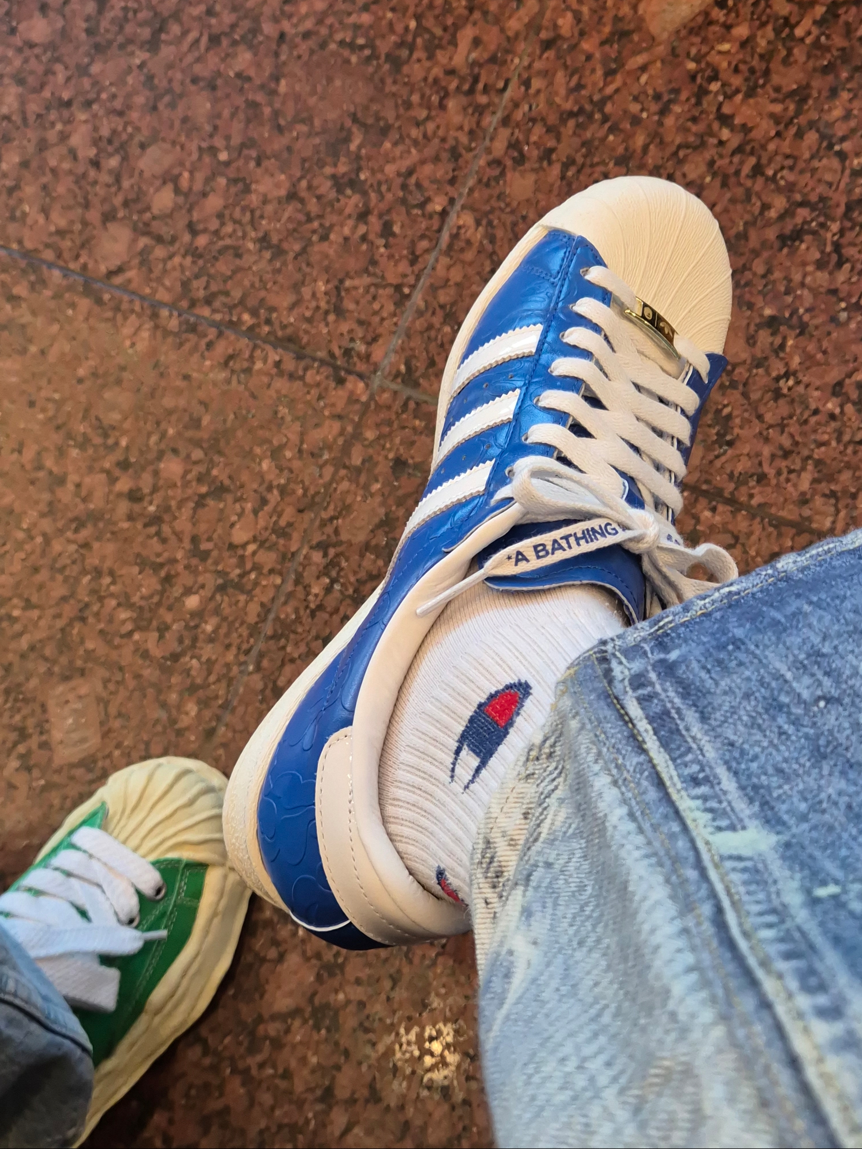 Adidas x BAPE Superstar Vintage Blue Cloud White, CRASH BAGGAGE Mini Icon Mint Green 착용 스타일 - 5