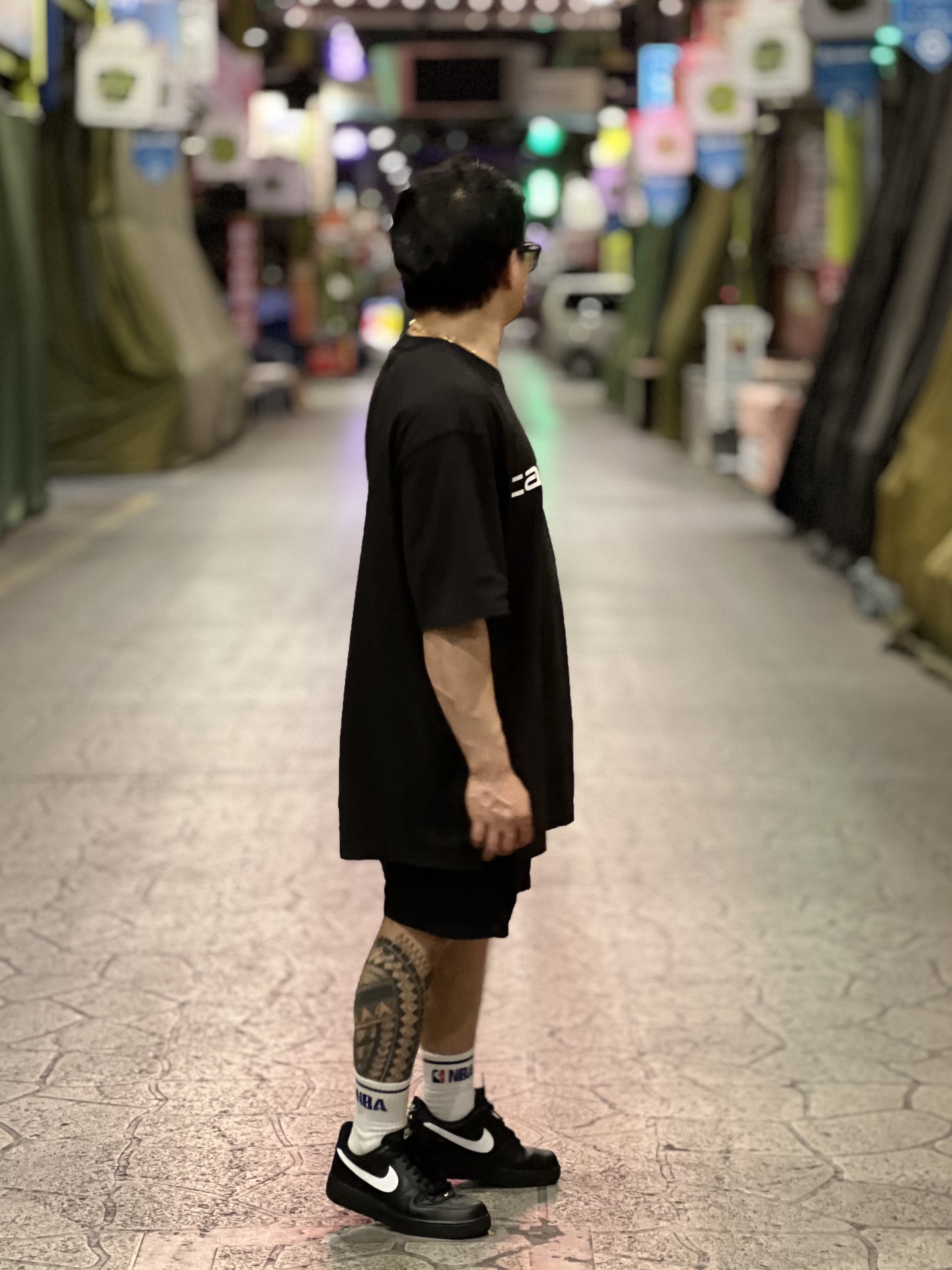 Nike Air Force 1 '07 Black White, Carhartt Loose Fit Heavyweight Regular Short Sleeve Logo Graphic T-Shirt Black 착용 스타일 - 2