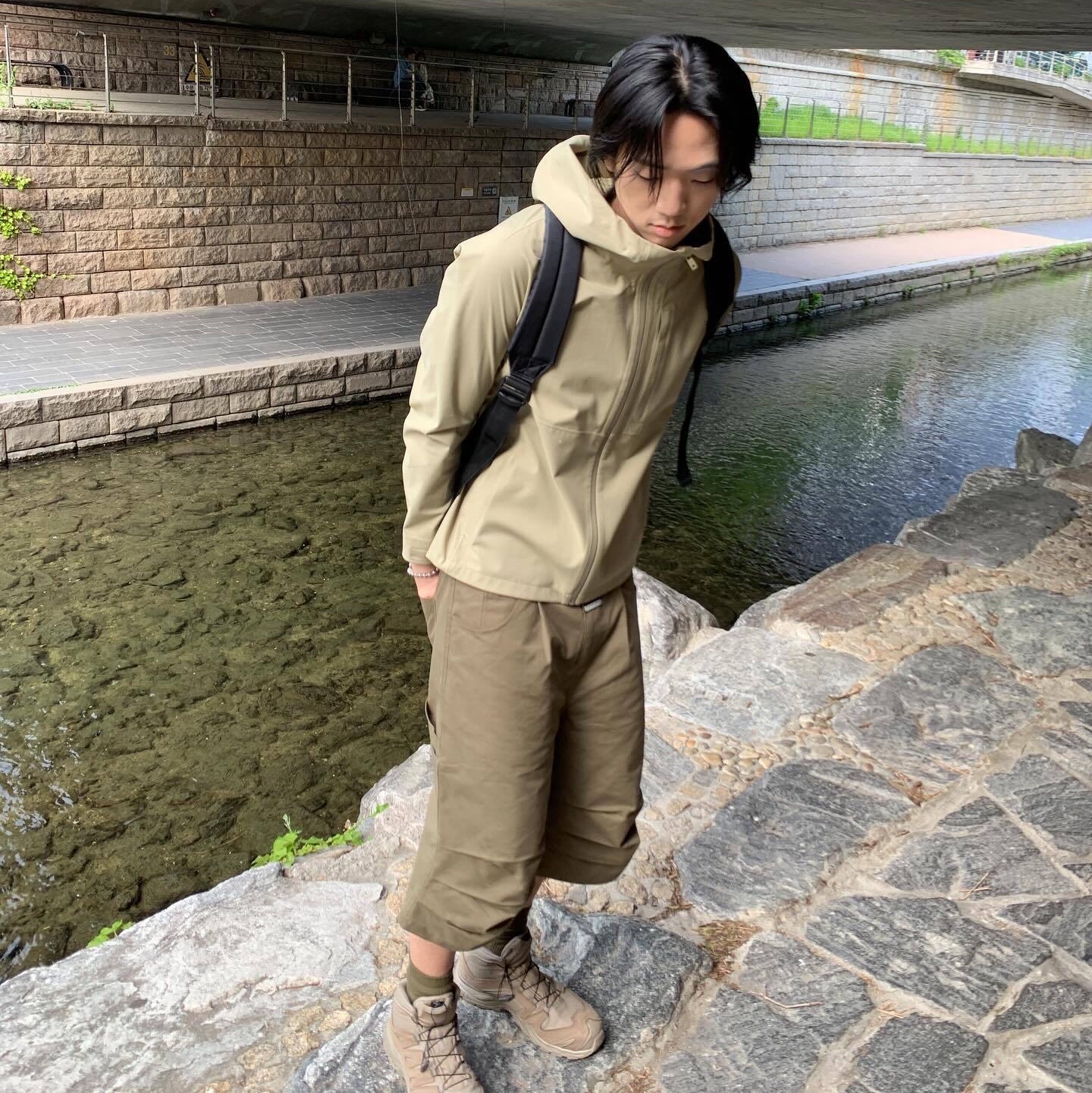 Thevinylhouse Three-Quarter Dart Pants Khaki 착용 스타일
