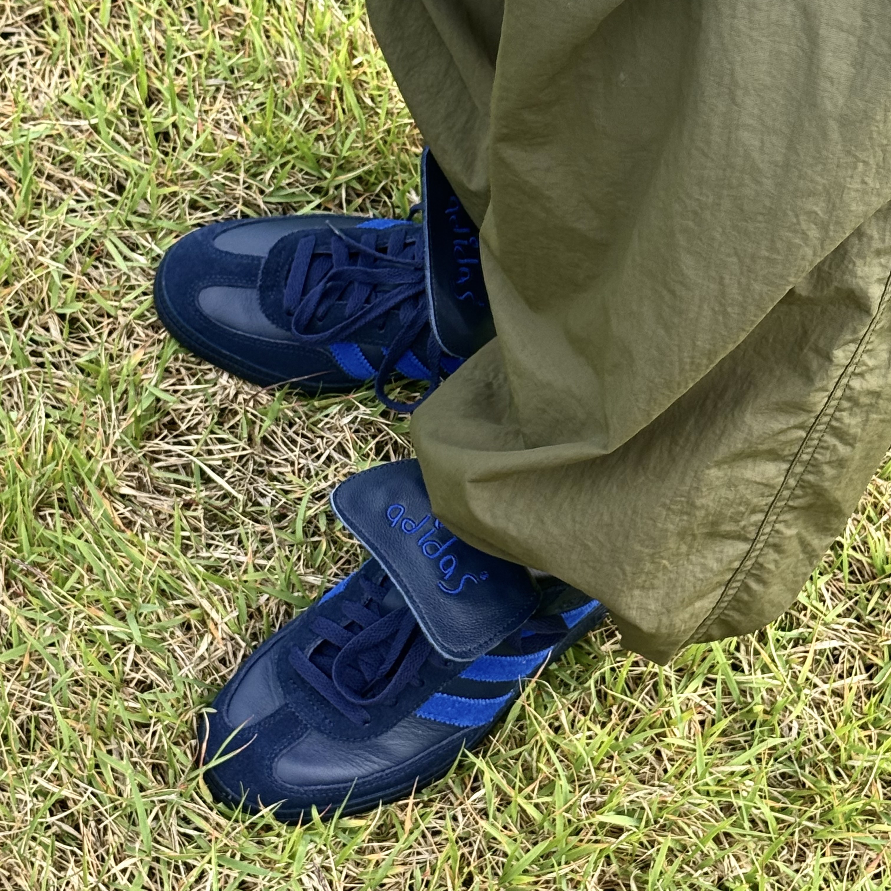 Adidas Spezial Handball Night Indigo Power Blue, And Wander Sil Daypack Charcoal 착용 스타일 - 2