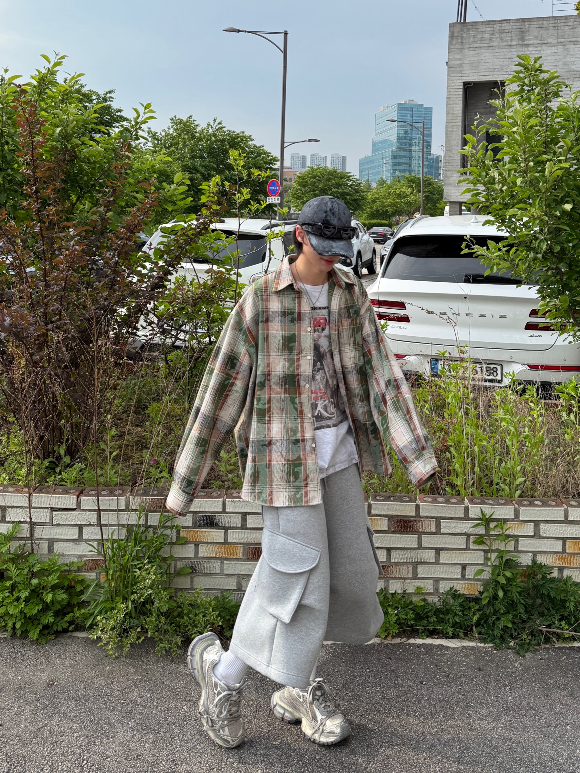 MJD Oversized Check Shirt Vintage Green, GRAILZ x KOIN SEOUL Magazine T-Shirts Melange Grey 착용 스타일 - 8