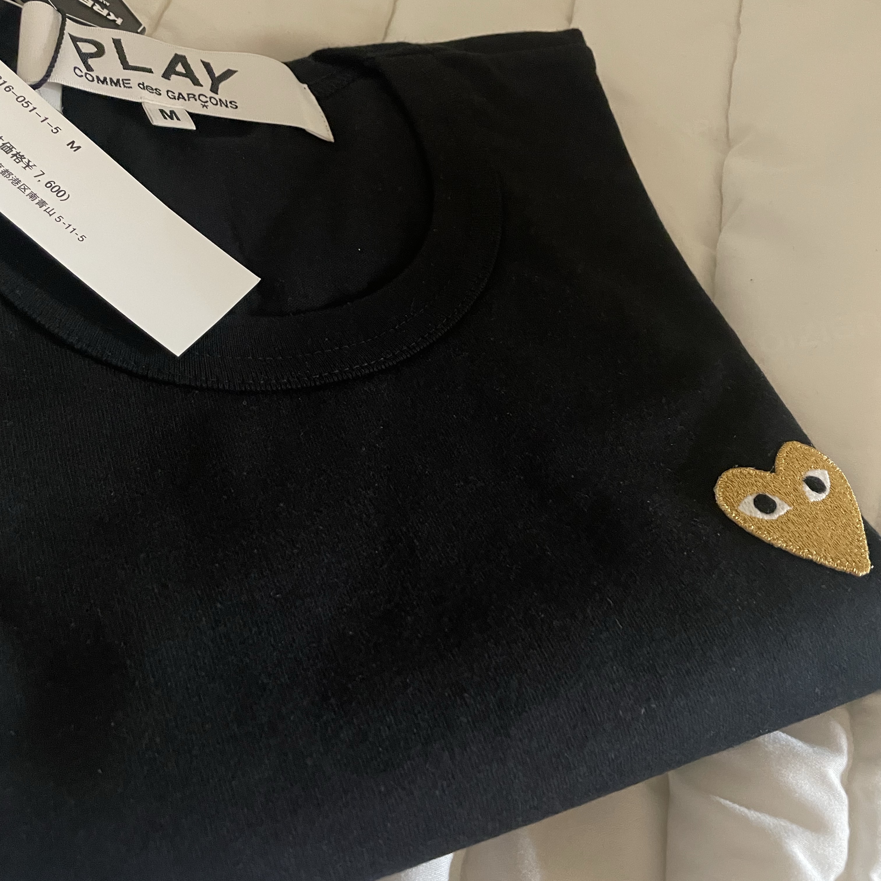 Play Comme des Garcons Gold Heart T-Shirt Black 착용 스타일