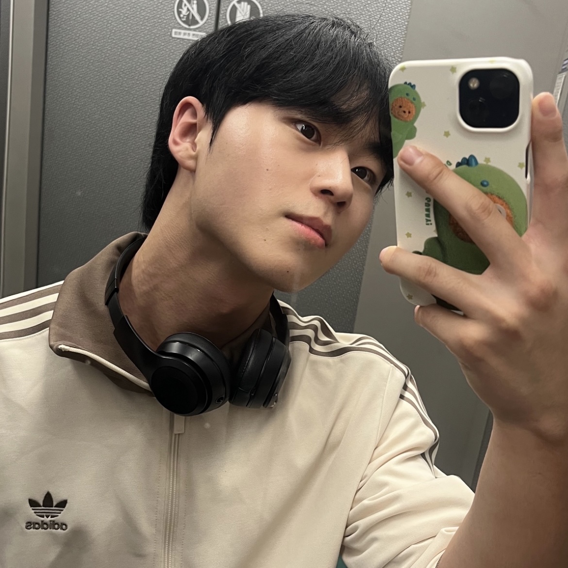 Adidas Adicolor Classic Beckenbauer Track Top Wonder White Trace Brown - KR Sizing, Beats Studio Pro Wireless Over Ear Headphone Black (Korean Ver.) 착용 스타일