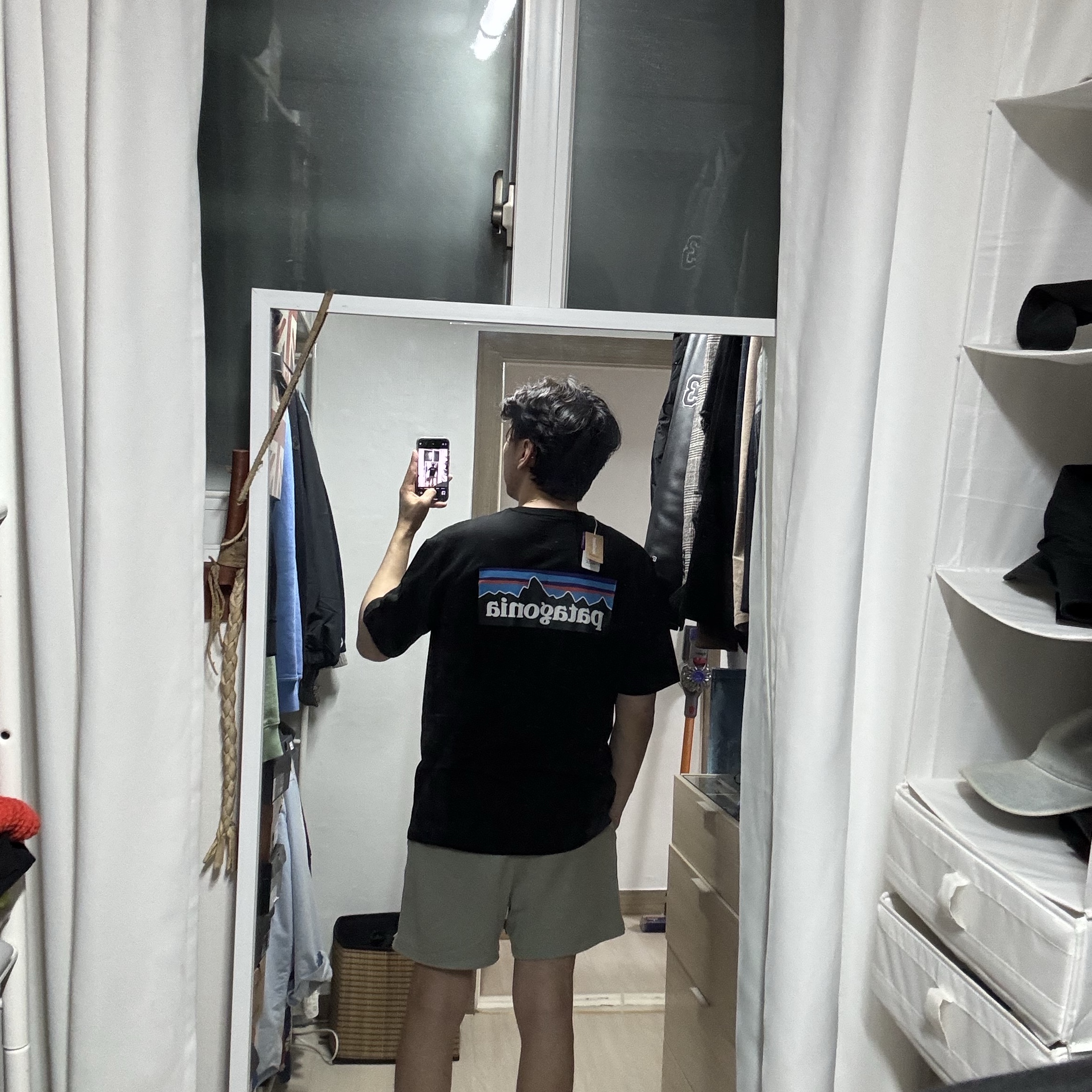 Patagonia P-6 Logo Responsibili-Tee S/S Black 착용 스타일