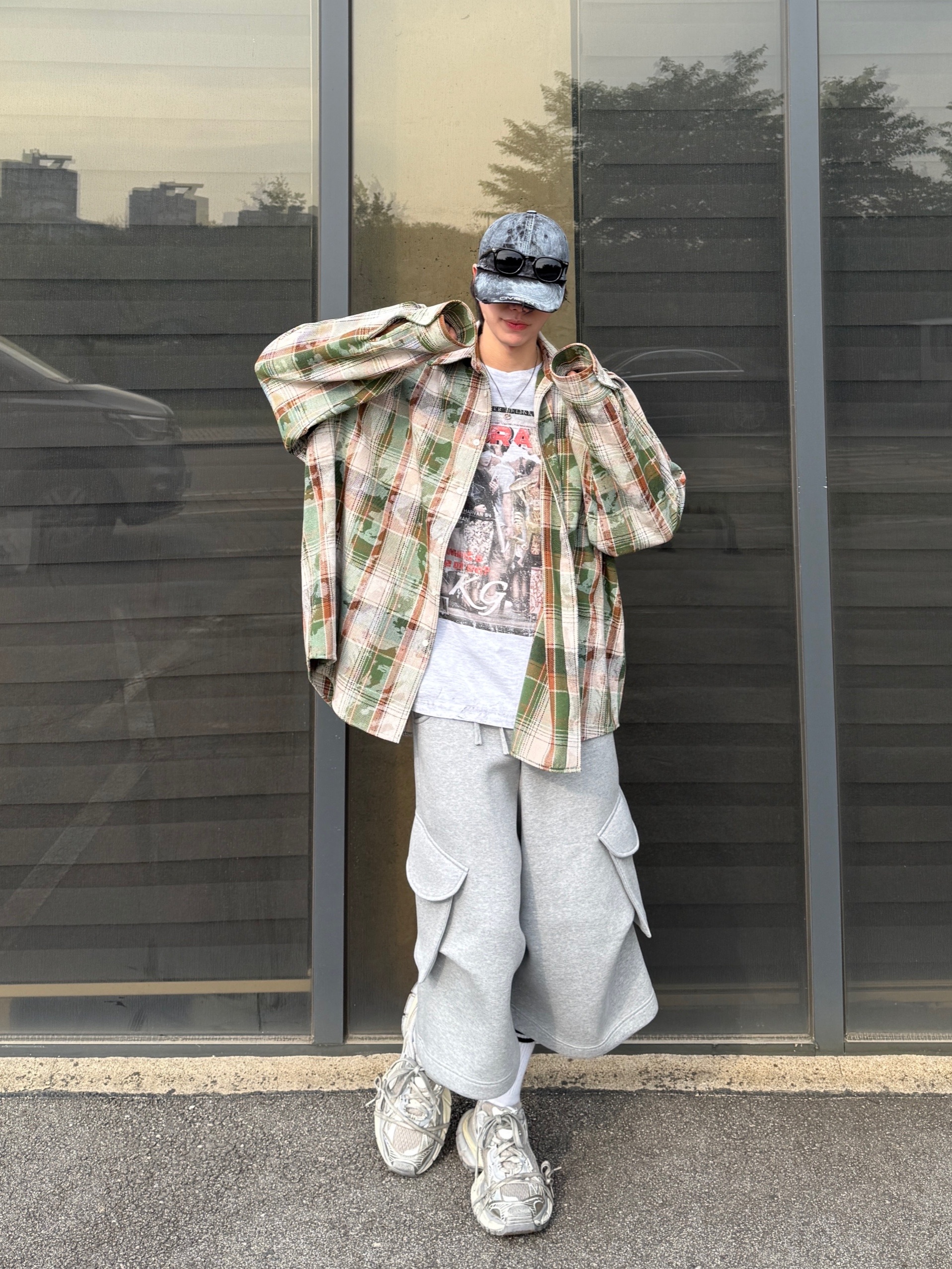 MJD Oversized Check Shirt Vintage Green, GRAILZ x KOIN SEOUL Magazine T-Shirts Melange Grey 착용 스타일 - 10