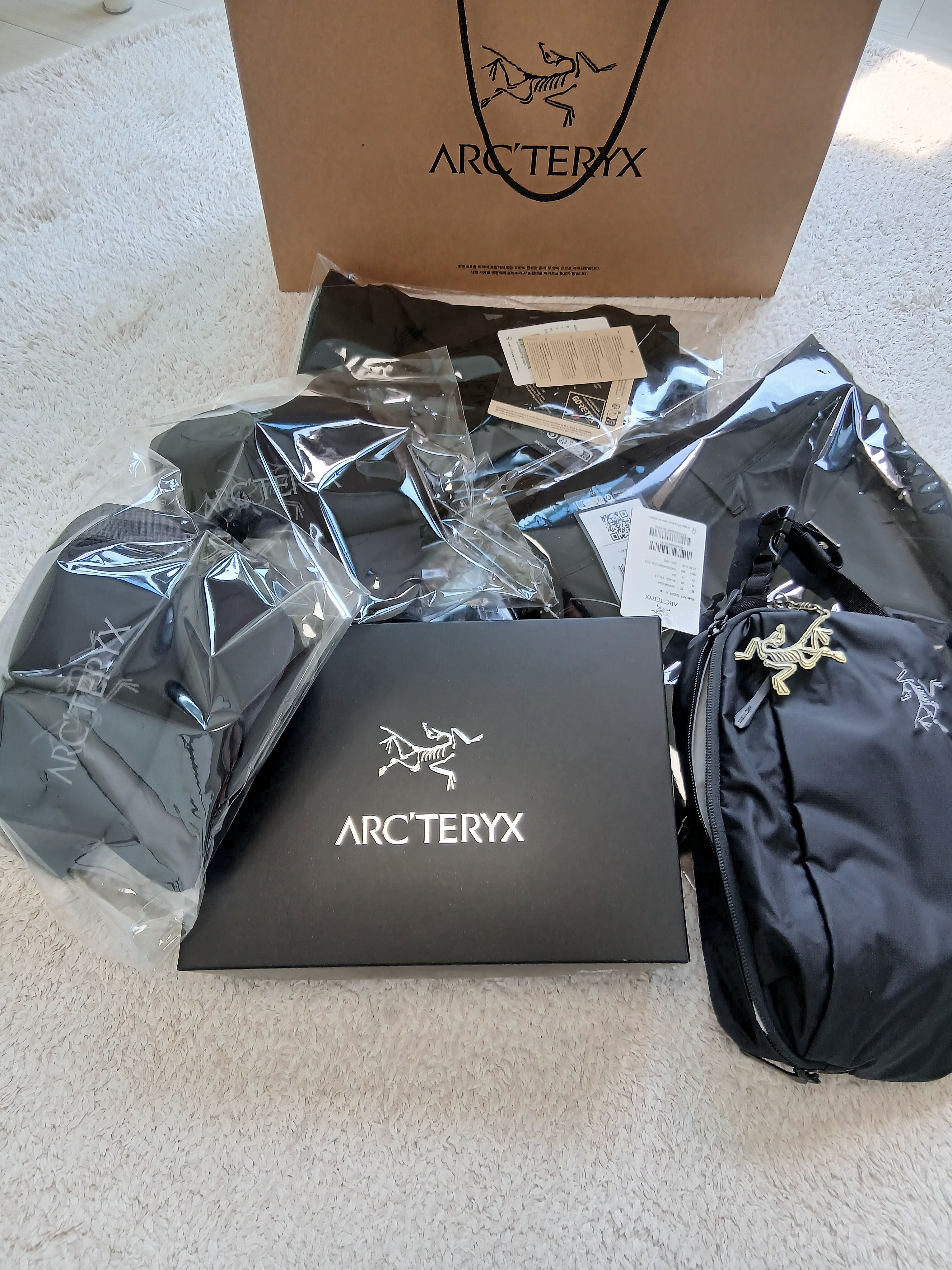 Arc'teryx Heliad 6 Crossbody Bag Black, Arc'teryx Norvan Jacket Black 착용 스타일 - 1