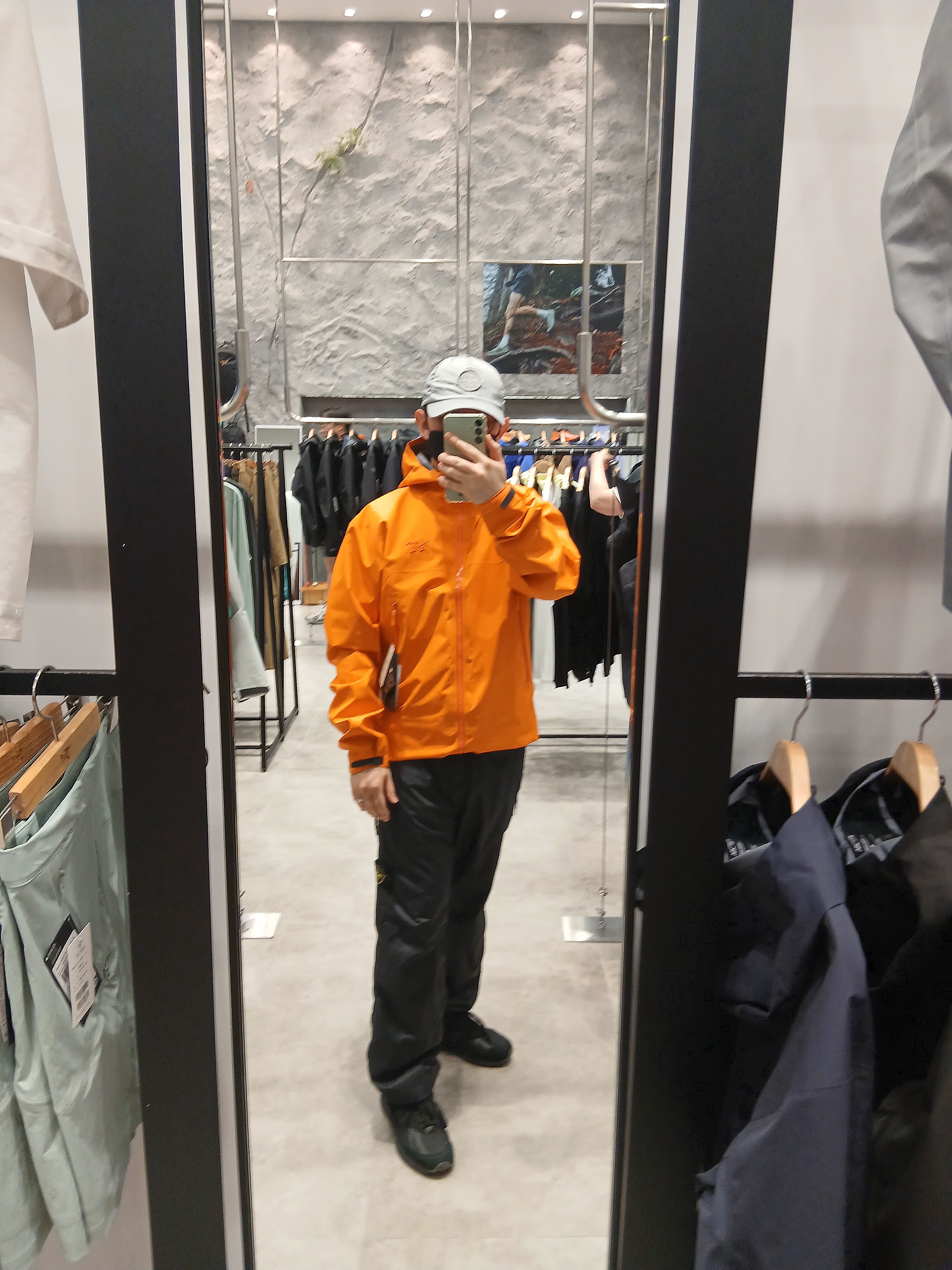 Stone Island 9100995 Nylon Metal in Econyl Baseball Cap Pearl Grey - 25SS, New Balance x Stone Island 991v2 Made in UK Black 착용 스타일 - 3