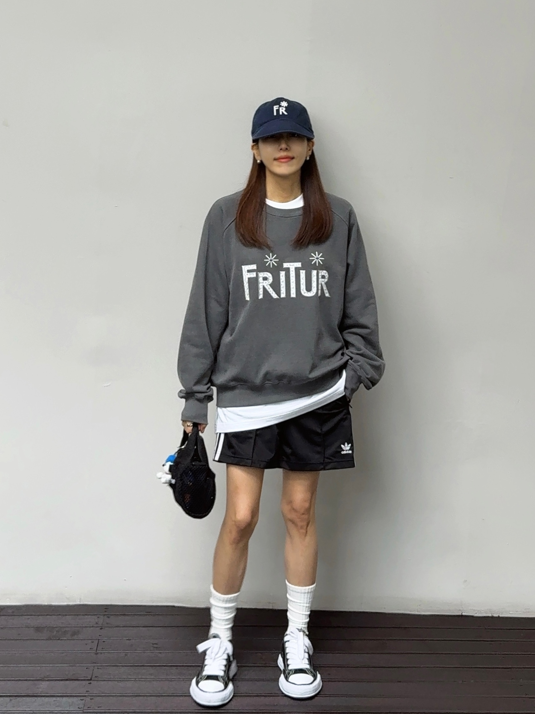 Uniqlo UT x Kaws x Warhol S/S Graphic T-Shirt A White, Supreme Mesh Mini Duffle Bag Black - 25SS 착용 스타일 - 3