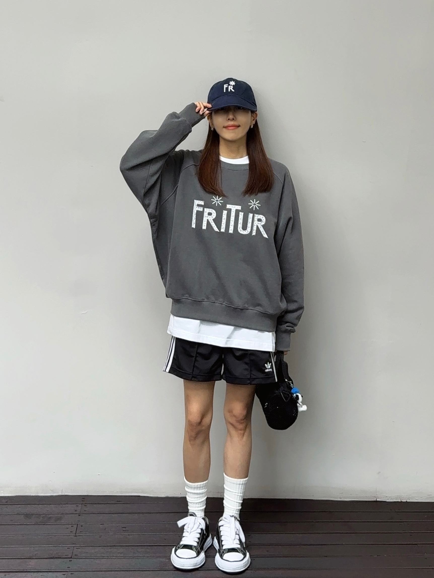 Uniqlo UT x Kaws x Warhol S/S Graphic T-Shirt A White, Supreme Mesh Mini Duffle Bag Black - 25SS 착용 스타일 - 2