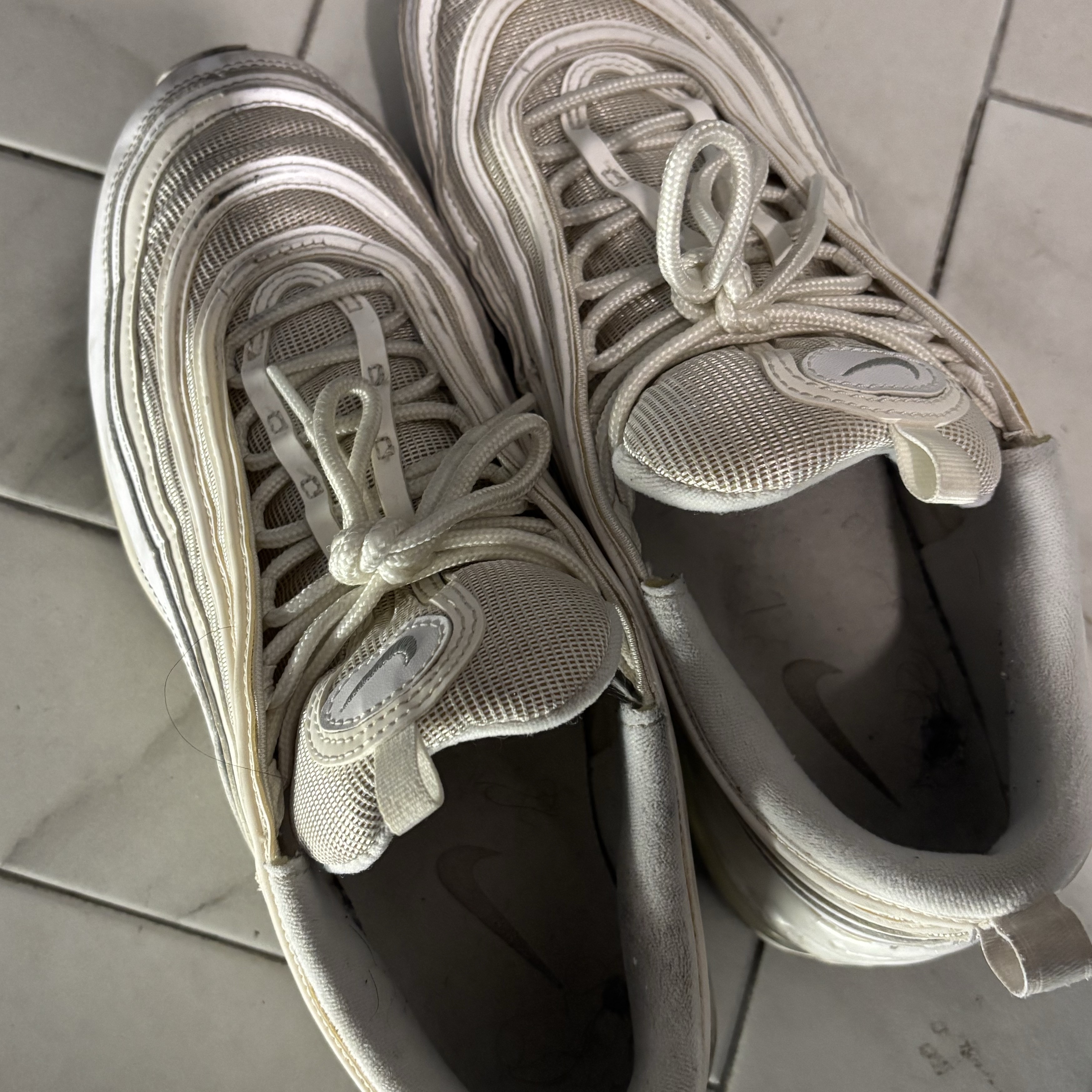 Nike Air Max 97 Triple White Wolf Grey 착용 스타일
