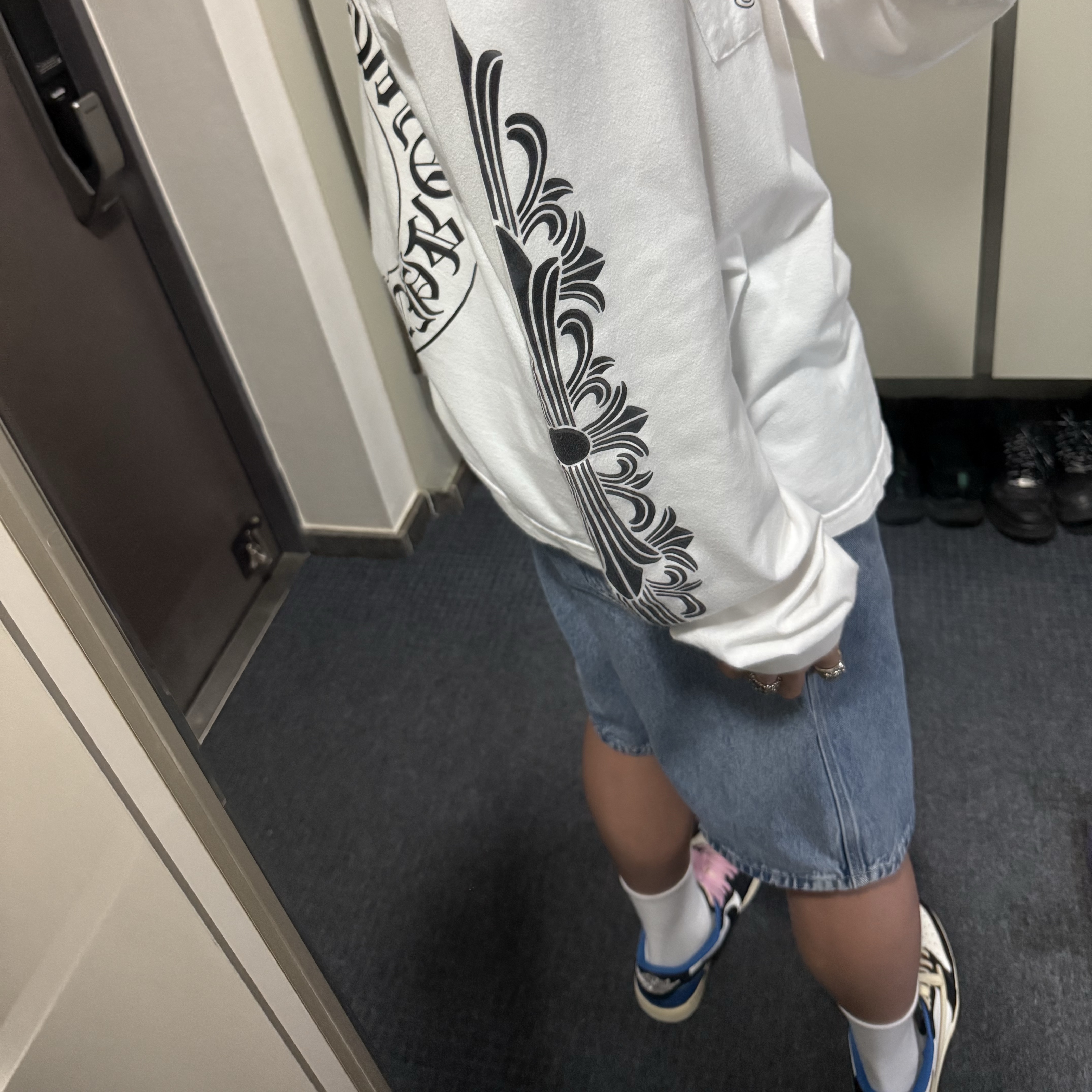 Chrome Hearts Classic Horseshoe Logo Long Sleeve T-Shirt White, Jordan 1 x Travis Scott x Fragment Retro Low OG SP Military Blue 착용 스타일 - 2