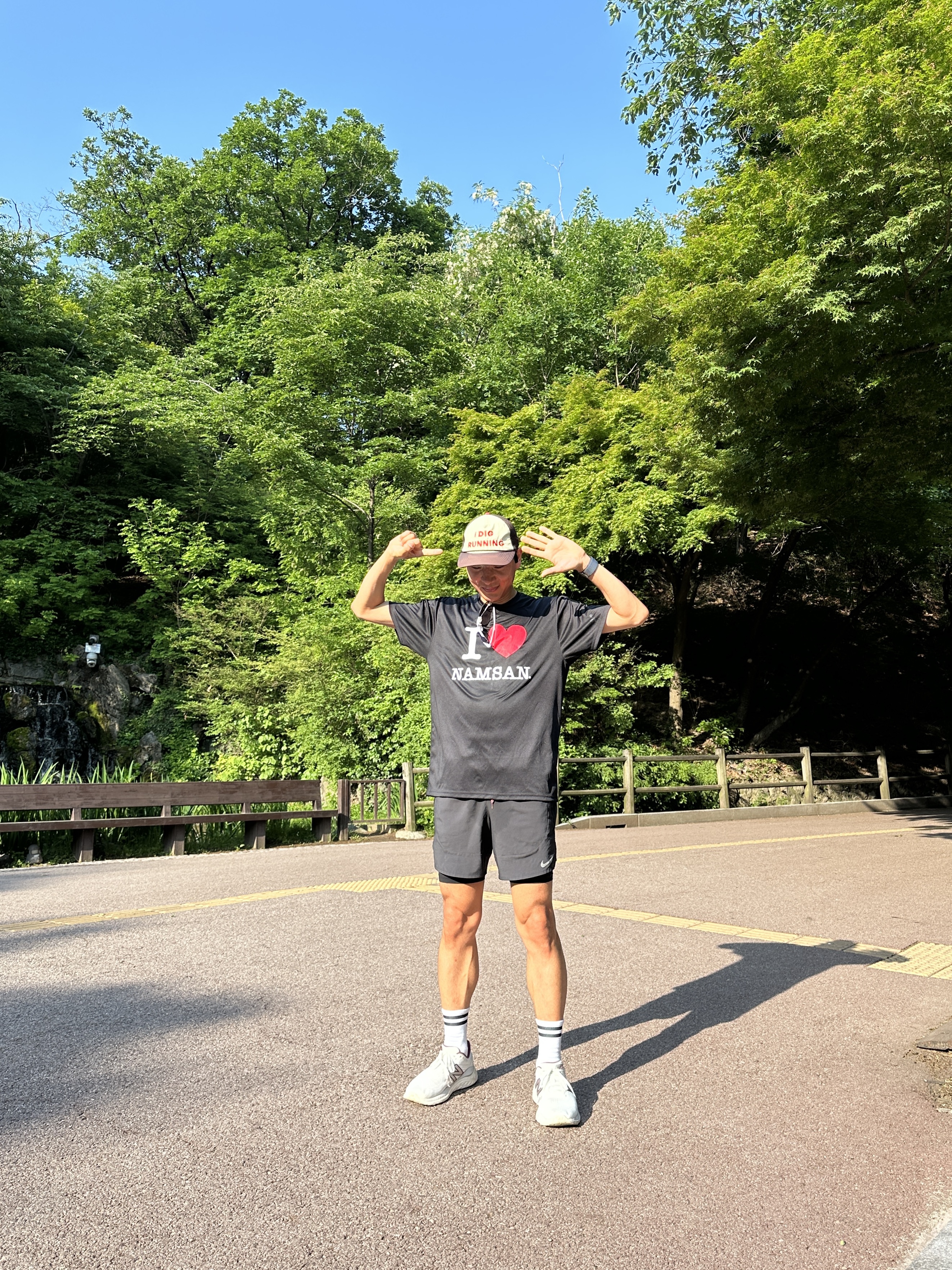 Alex Zono I Dig Running Trucker Hat OG Brown 착용 스타일