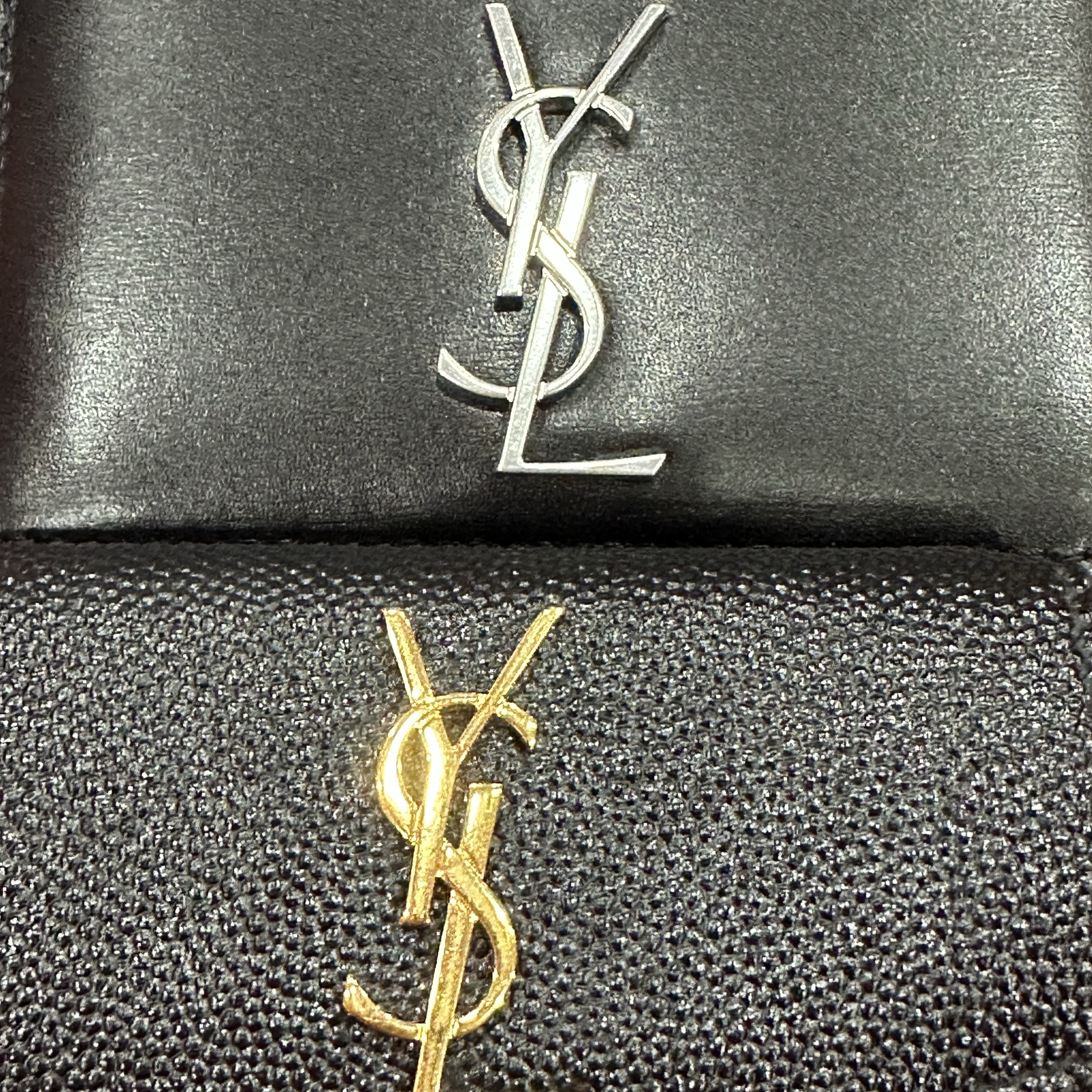 Saint Laurent Monogram Card Case in Smooth Leather Black 착용 스타일 - 2