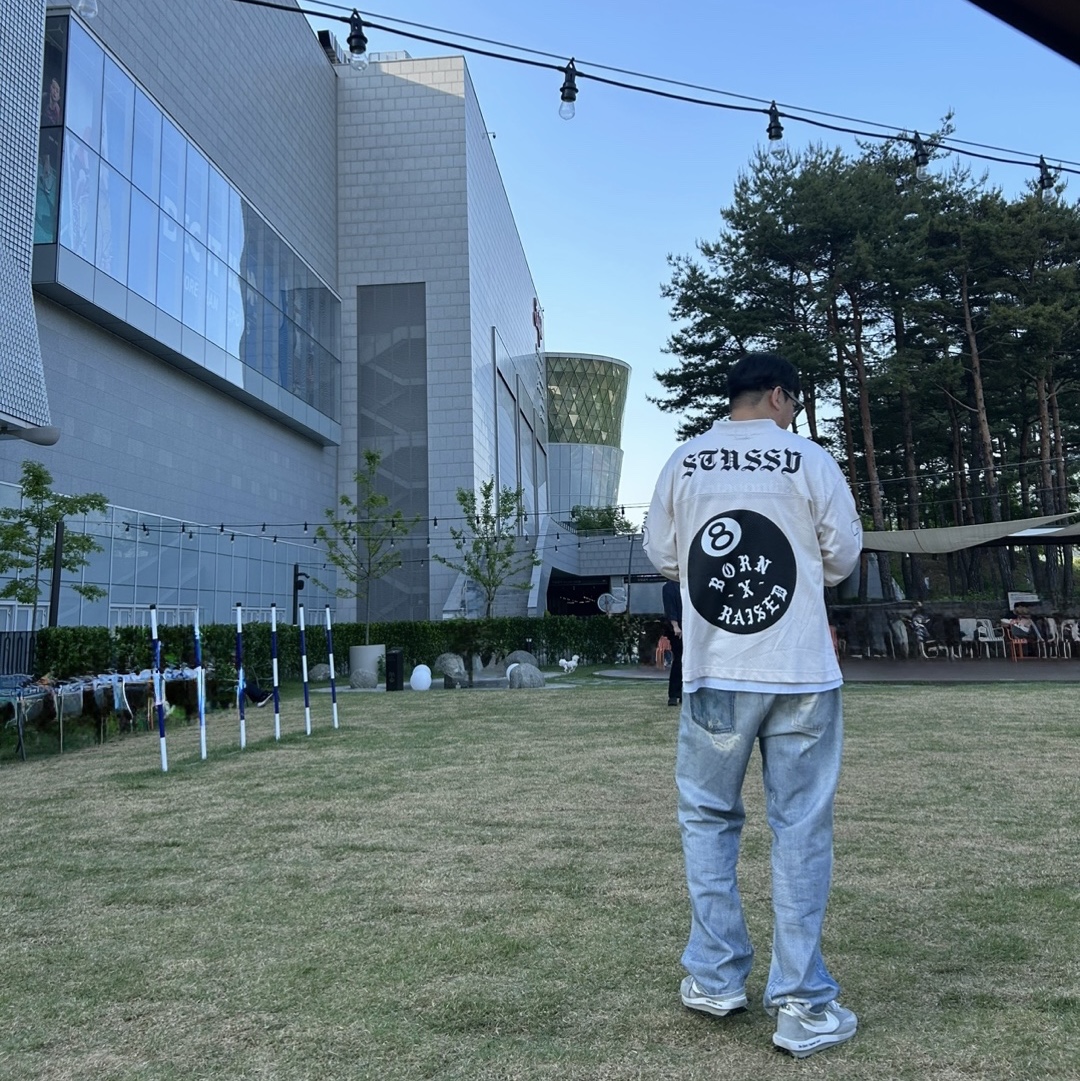 Stussy x Born X Raised Cookies & Cream Football Jersey Cream, Our Legacy Third Cut Digital Denim Print 착용 스타일 - 3