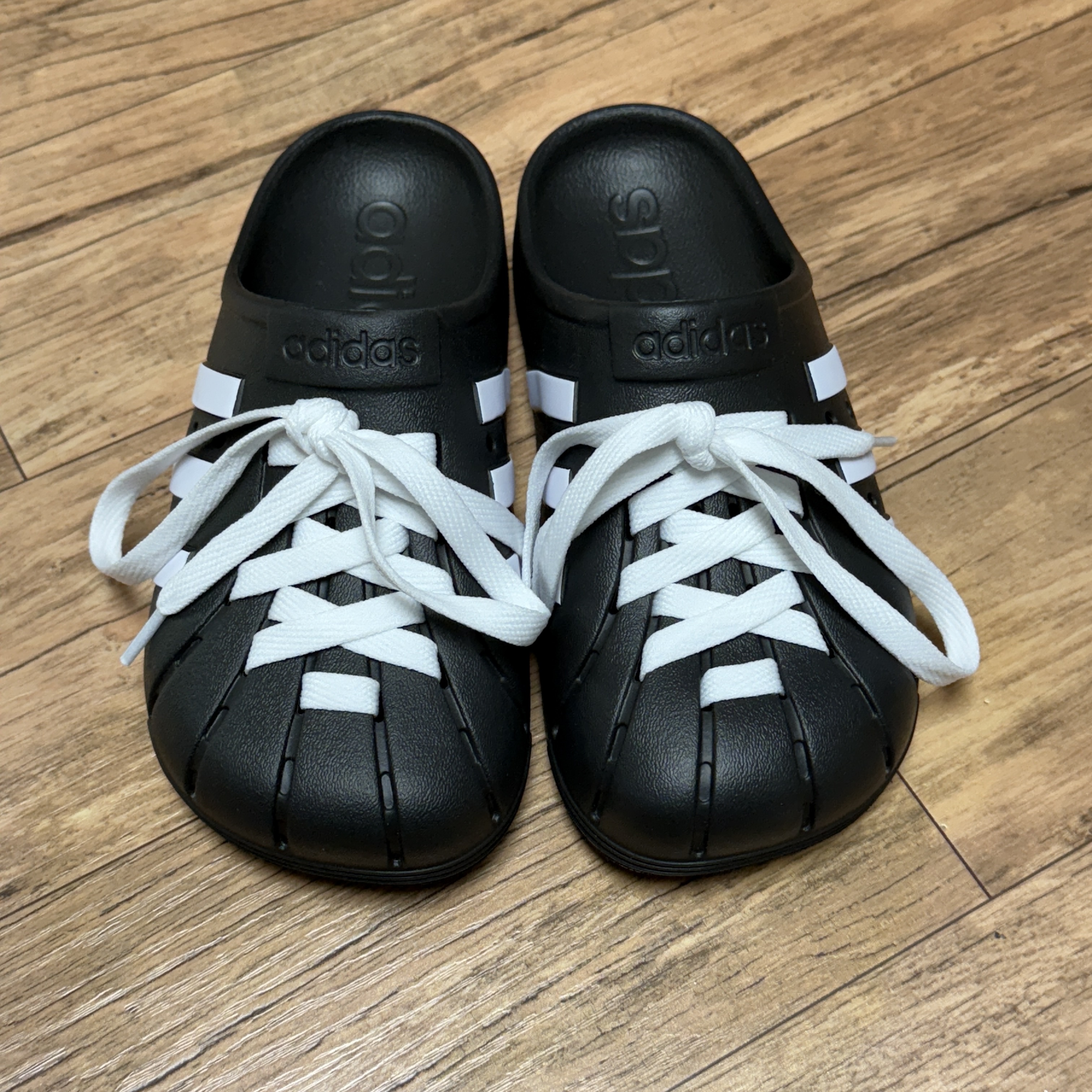 Adidas Adilette Clog Black White 착용 스타일