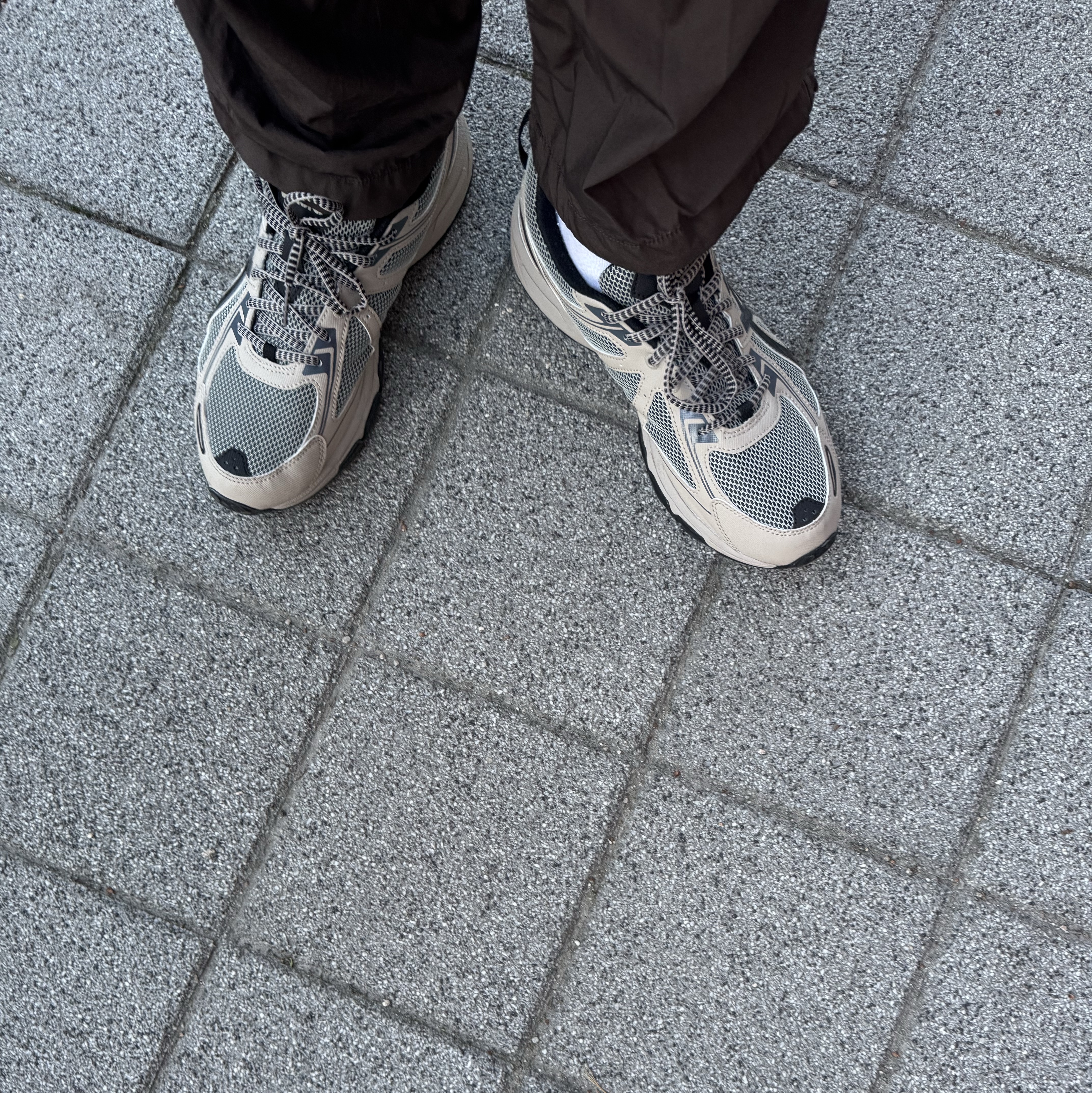 Asics Gel-Venture 6 Feather Grey Black 착용 스타일