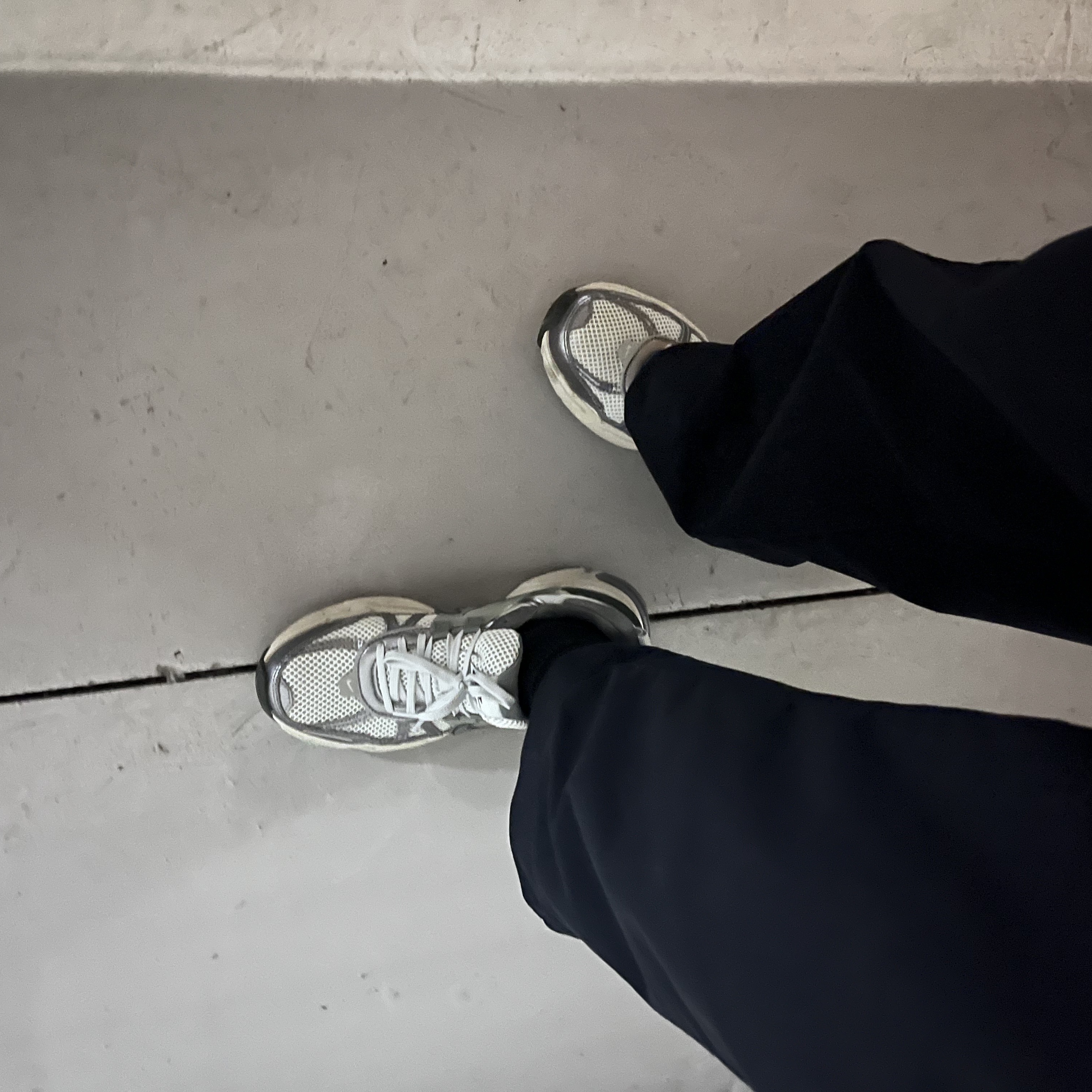 Nike V2K Run Pure Platinum Wolf Grey 착용 스타일