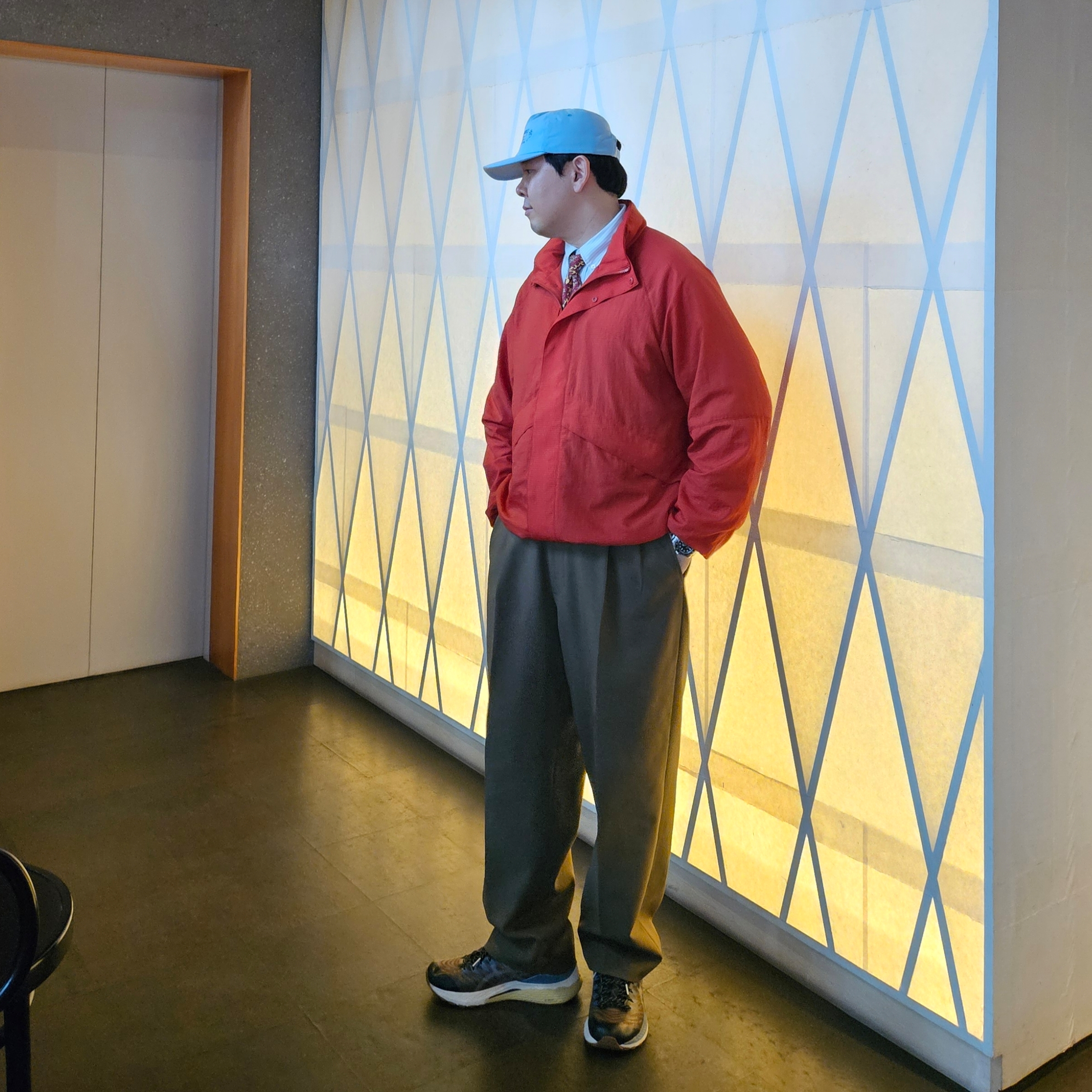 (W) Asics FN3-S Gel-Kayano 28 Anthracite Antique Gold, Uniqlo x Marni Wide Fit Pleated Trousers Olive 착용 스타일 - 4