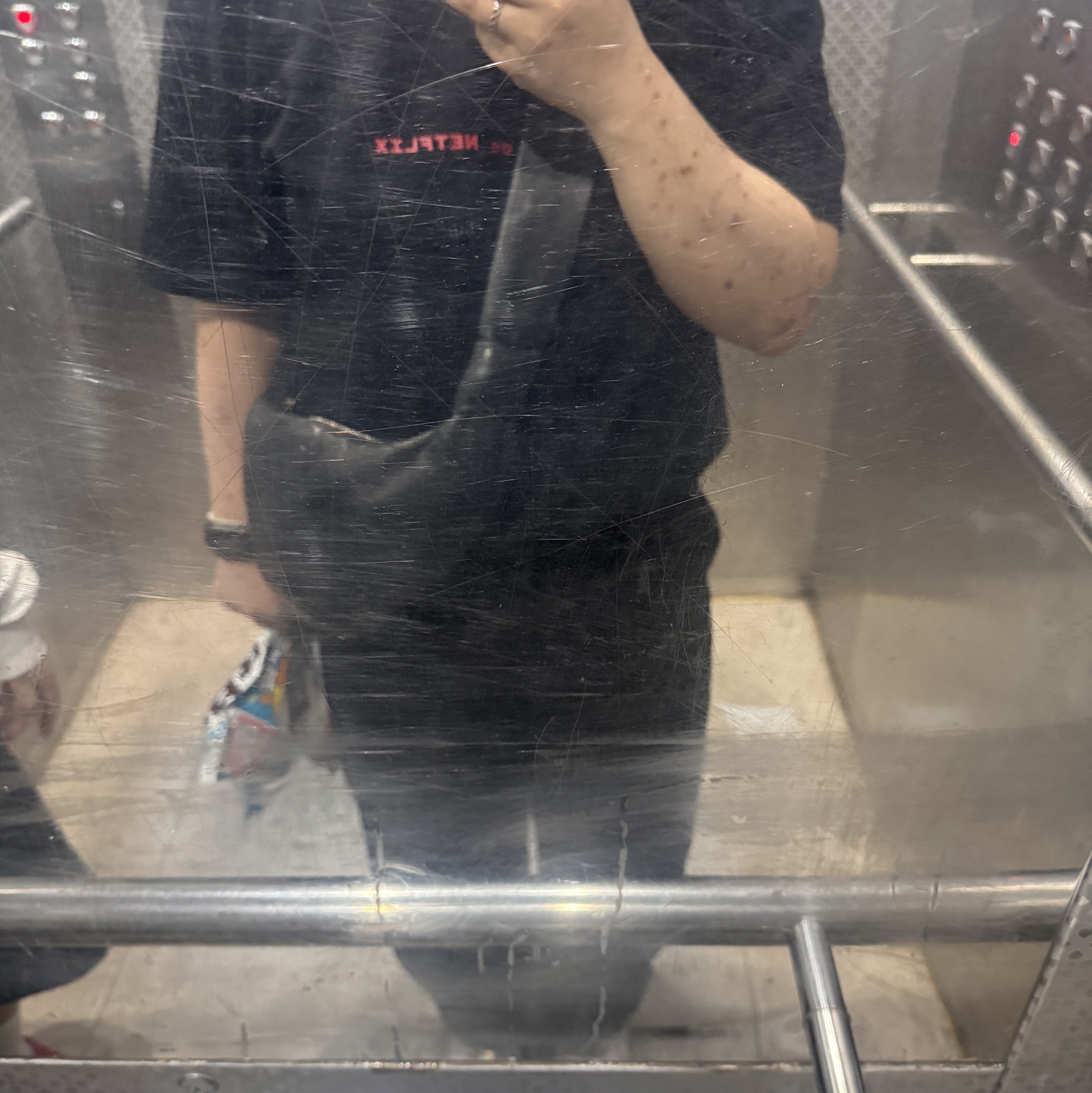 IAB Studio x Netflix SS T-Shirt Black 착용 스타일