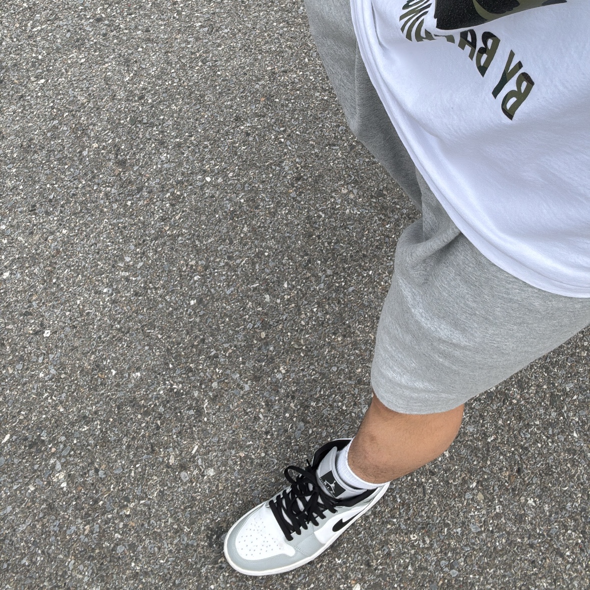 Jordan 1 Mid Light Smoke Grey, BAPE City Camo By Bathing Ape T-Shirt White Black 착용 스타일