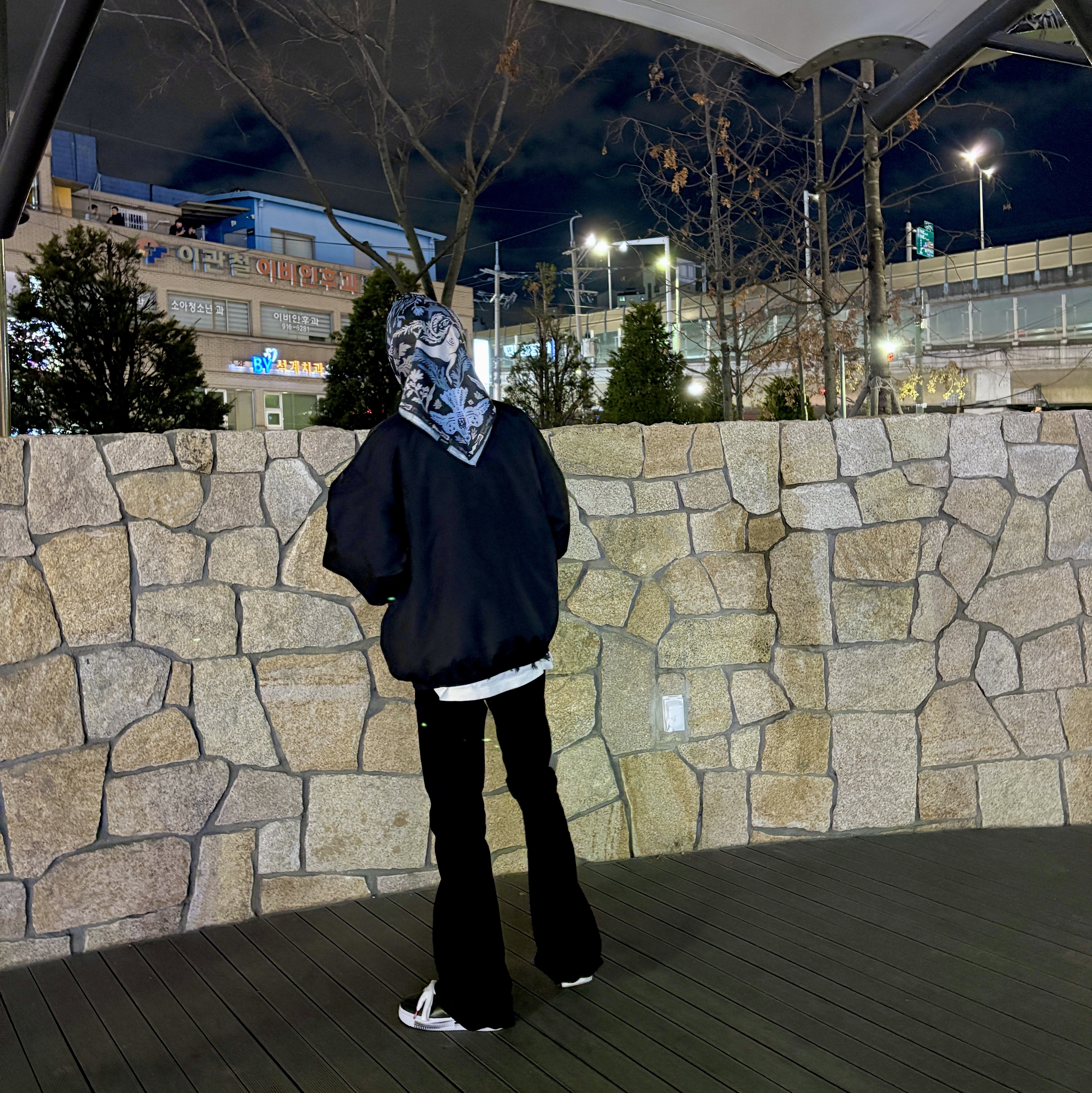 Undermycar Mu.30 Anti Fxxking Logo Play Stretch Flare Black Jeans, Undermycar Mu.24 Anti Fxxking Logo Play Crop Zip-up Jacket Black 착용 스타일 - 1