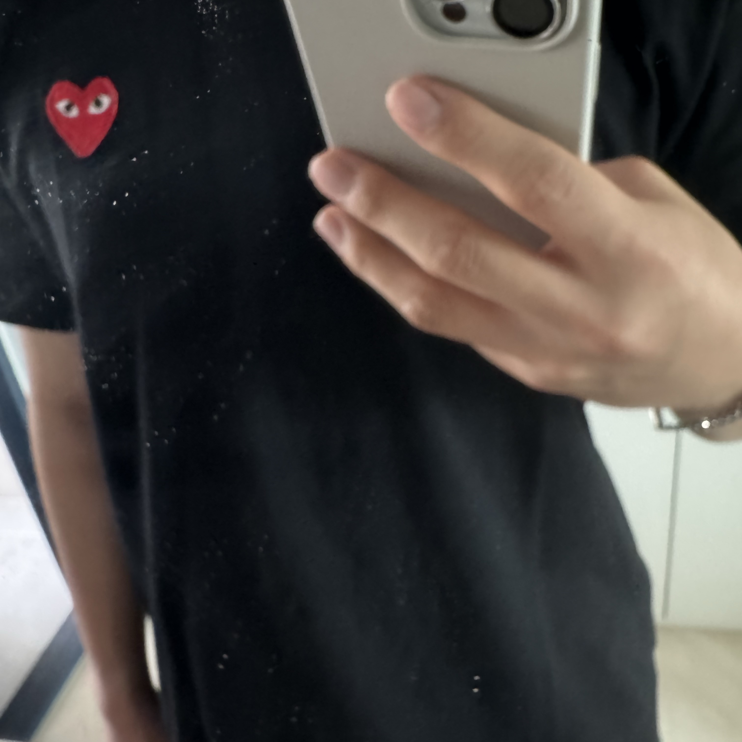Play Comme des Garcons Red Heart T-Shirt Black 착용 스타일 - 2