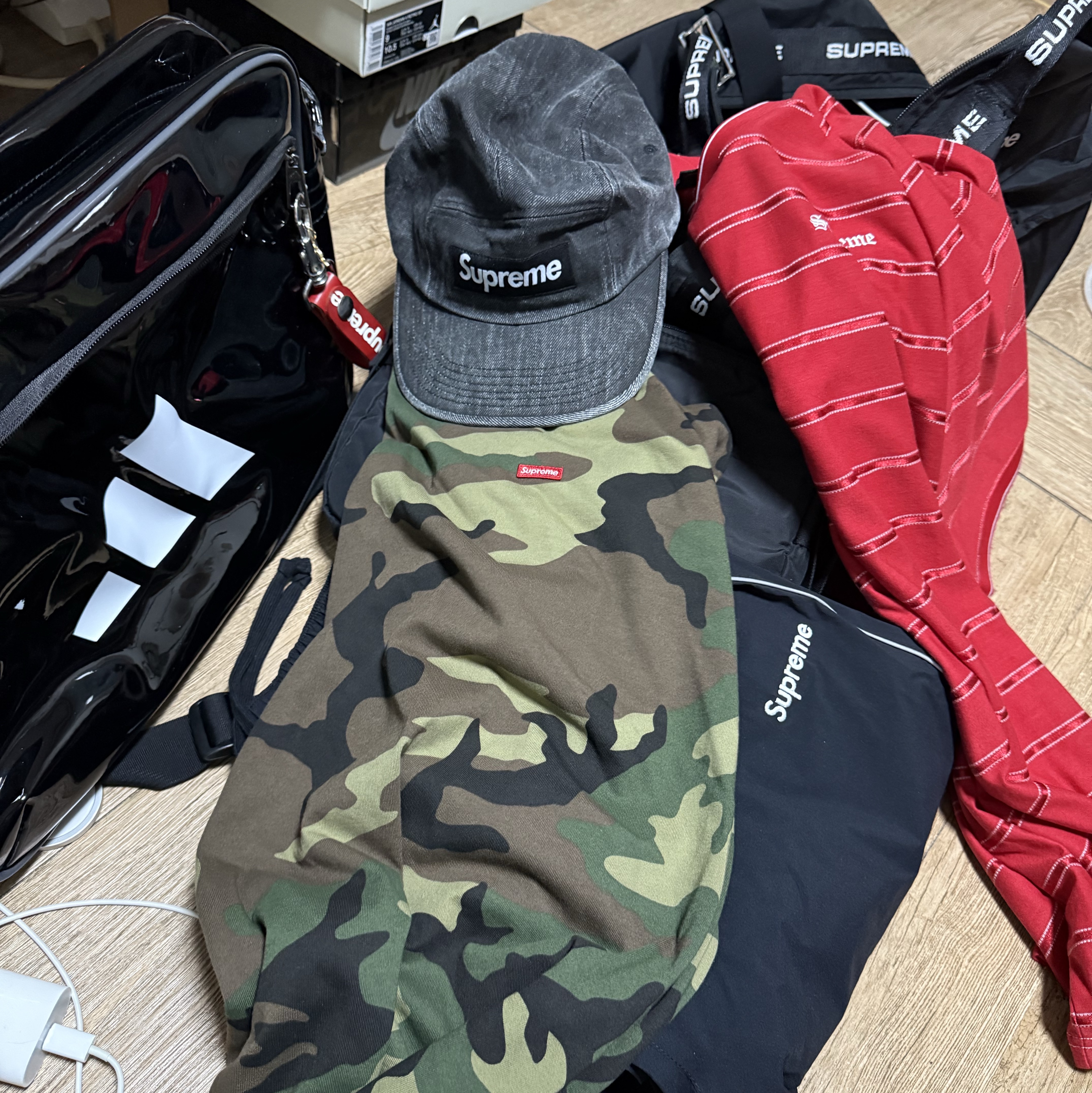 Supreme Coated Denim Camp Cap Black - 24SS, Supreme Small Box T-Shirt Woodland Camo - 25SS 착용 스타일