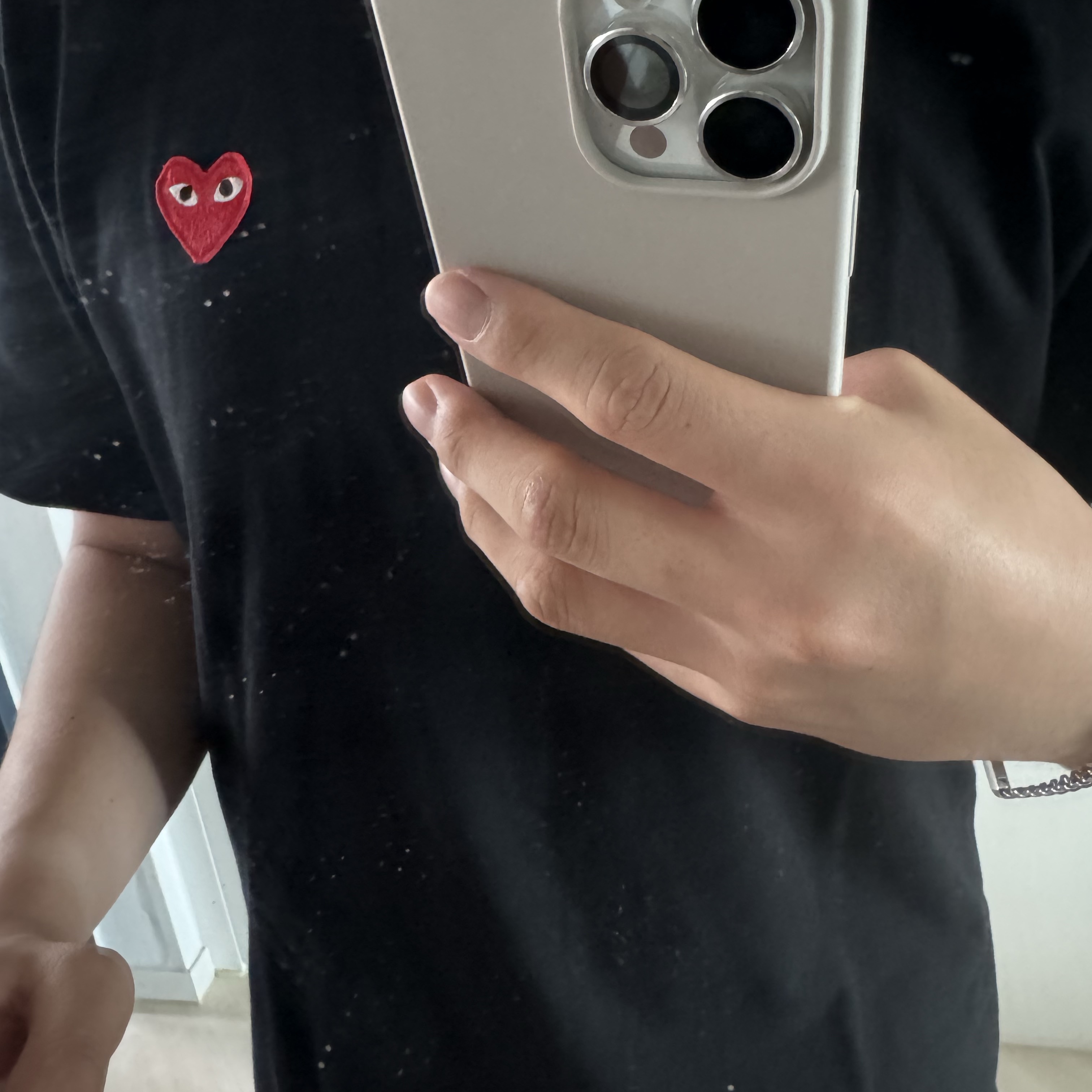 Play Comme des Garcons Red Heart T-Shirt Black 착용 스타일 - 1