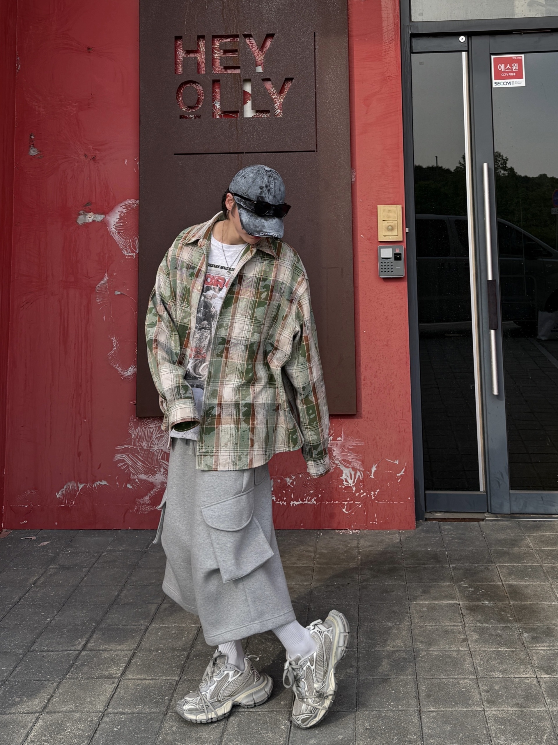 MJD Oversized Check Shirt Vintage Green, GRAILZ x KOIN SEOUL Magazine T-Shirts Melange Grey 착용 스타일 - 7