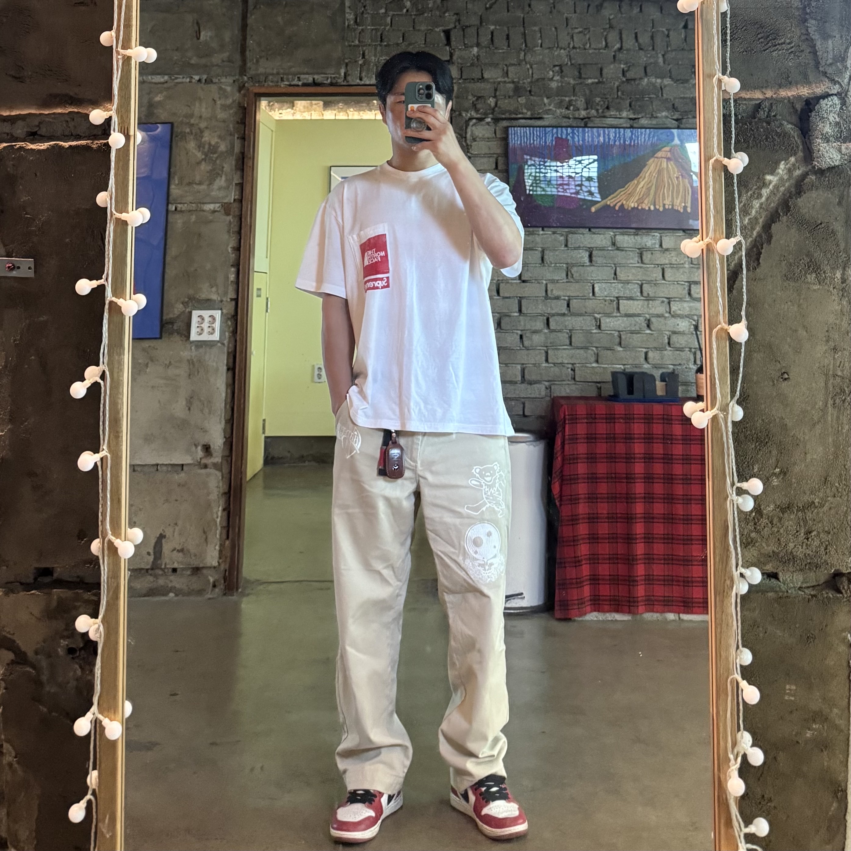 Supreme Futura Box Logo T-Shirt White - 24SS, Nike x Peaceminusone Air Force 1 Low Para-Noise 3.0 Black and Multicolor 착용 스타일 - 2