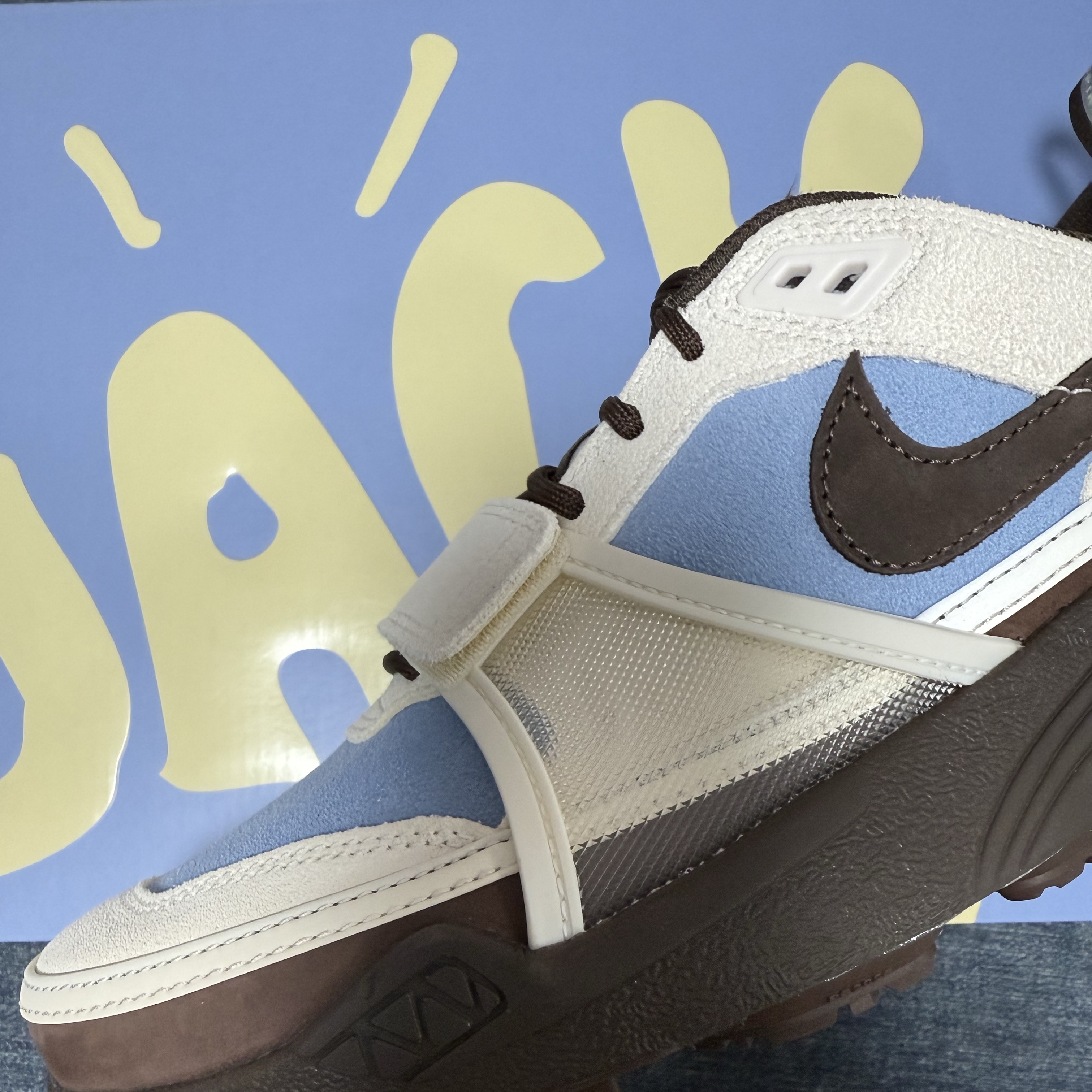 Nike x Travis Scott Zoom Field Jaxx Pale Ivory and Leche Blue 착용 스타일