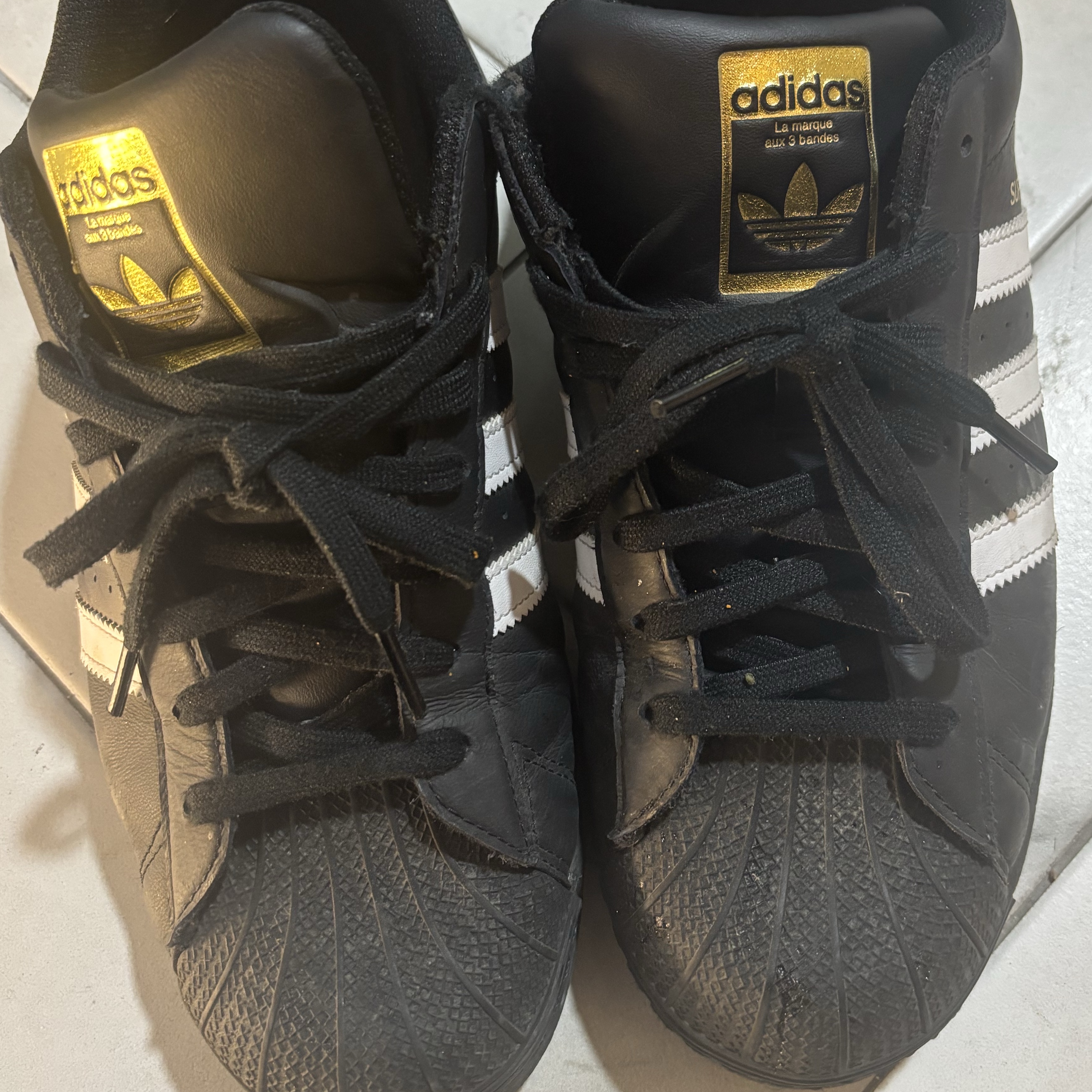 Adidas Superstar Core Black White 착용 스타일