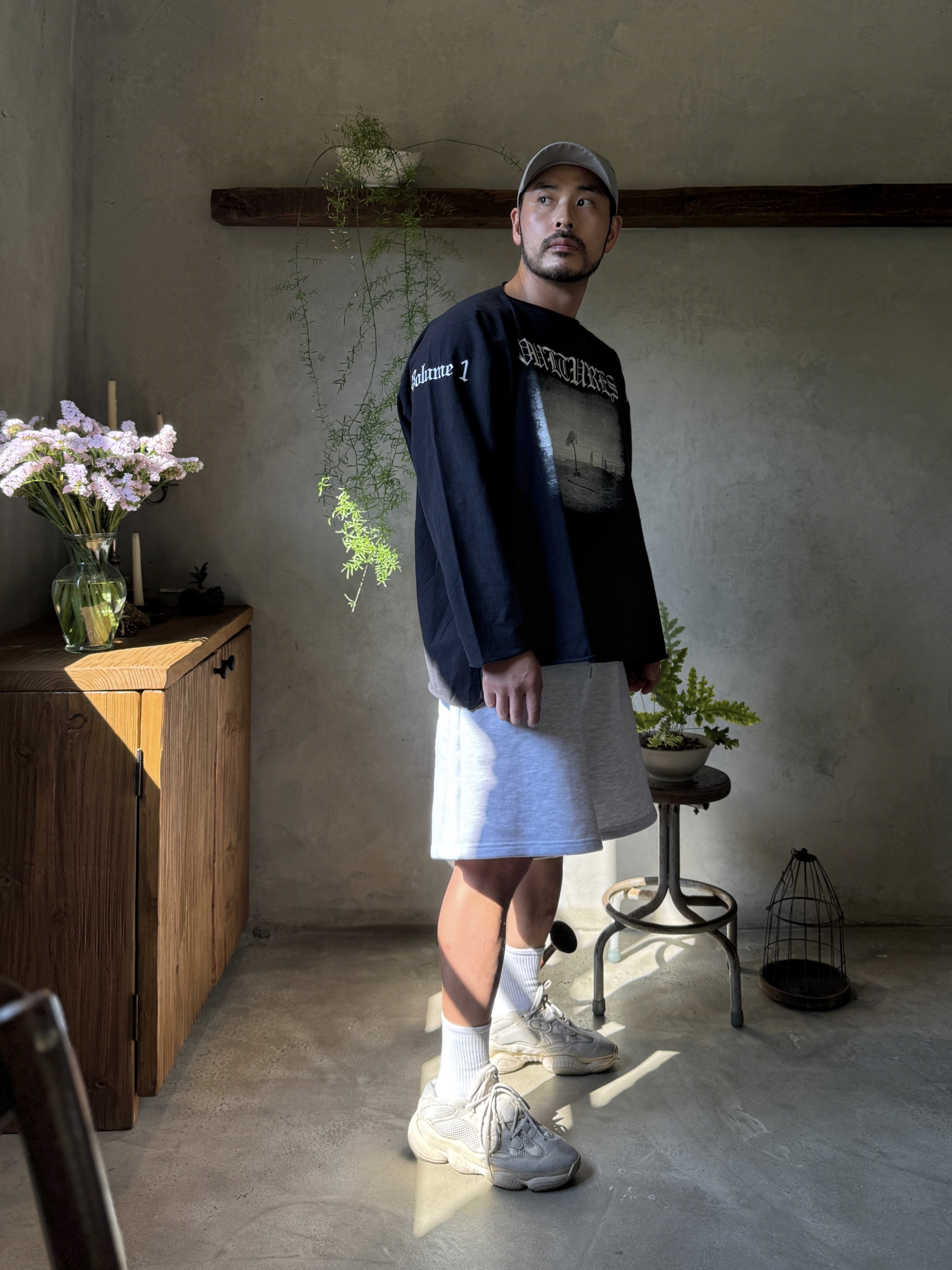 Yeezy Vultures 2 Long T-Shirt Black, Millo Archive Headpiece Nylon Cap Gray 착용 스타일 - 2