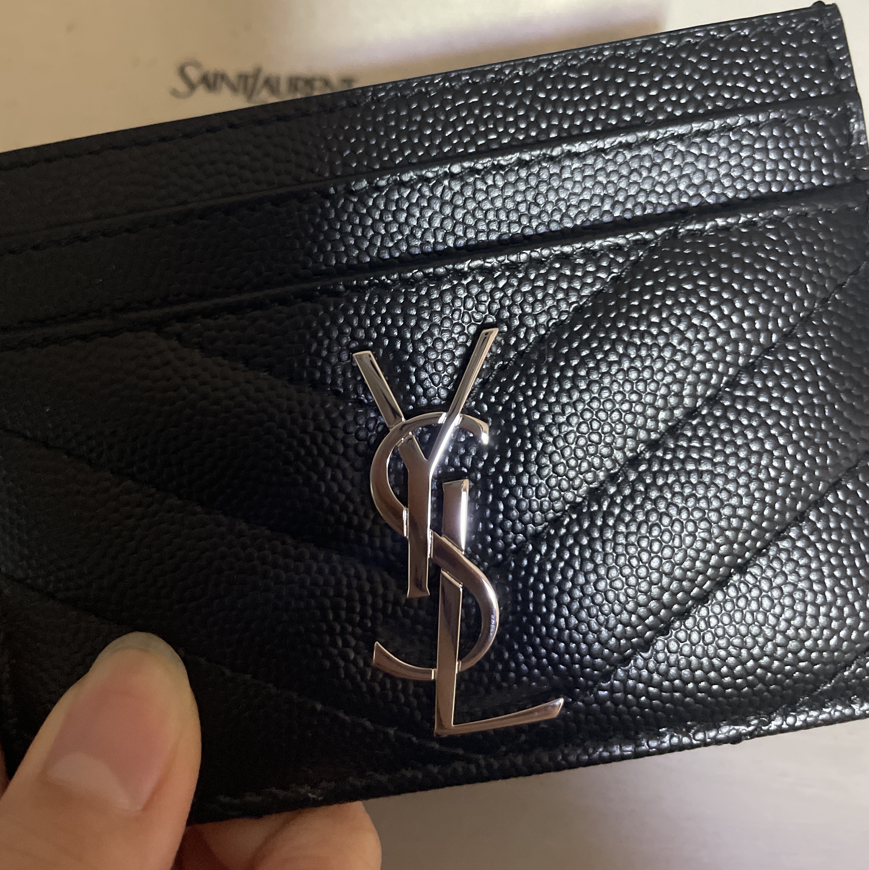 Saint Laurent Cassandre Matelasse Card Case in Grain De Poudre Embossed Leather Black 착용 스타일