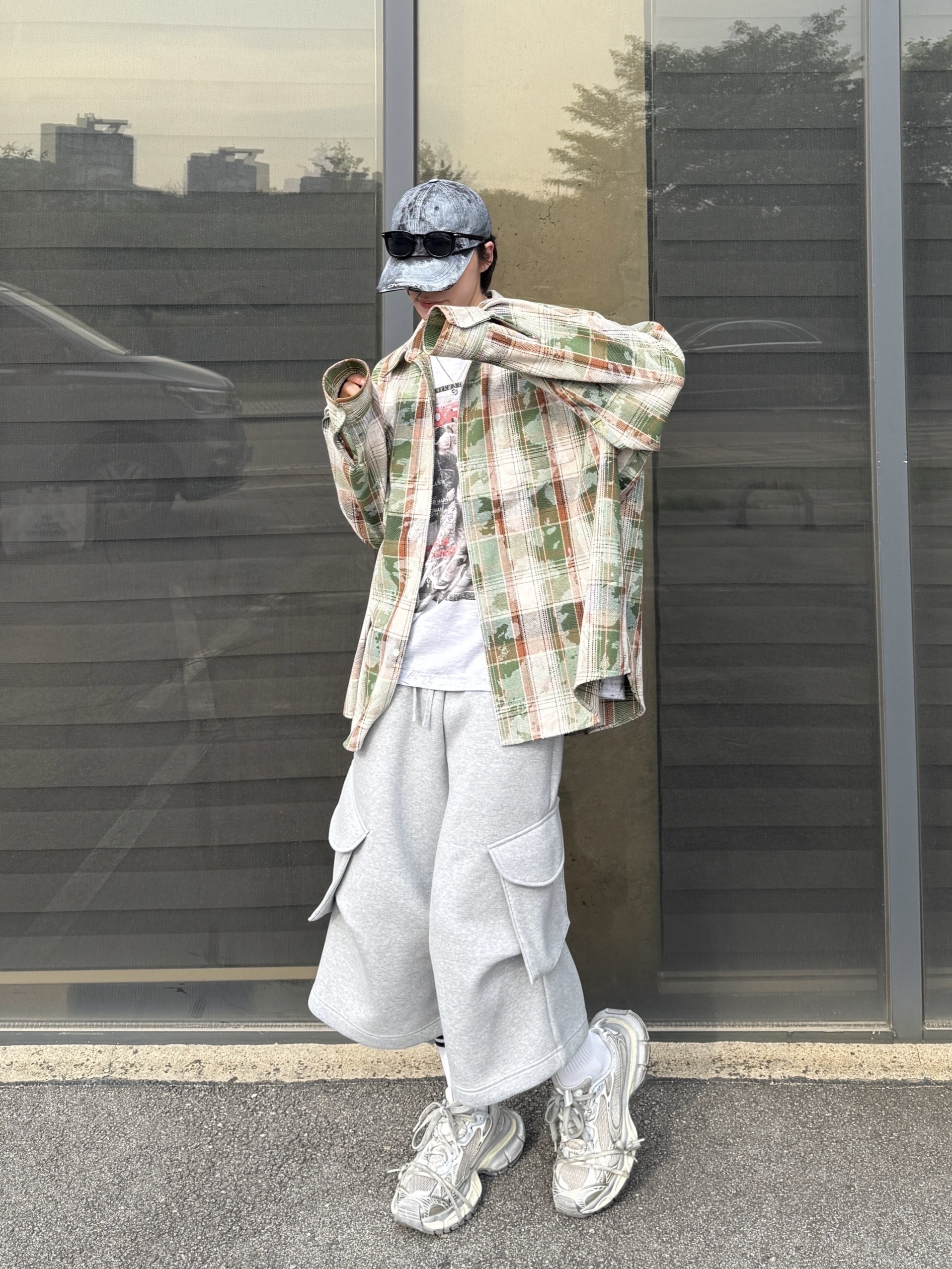 MJD Oversized Check Shirt Vintage Green, GRAILZ x KOIN SEOUL Magazine T-Shirts Melange Grey 착용 스타일 - 3