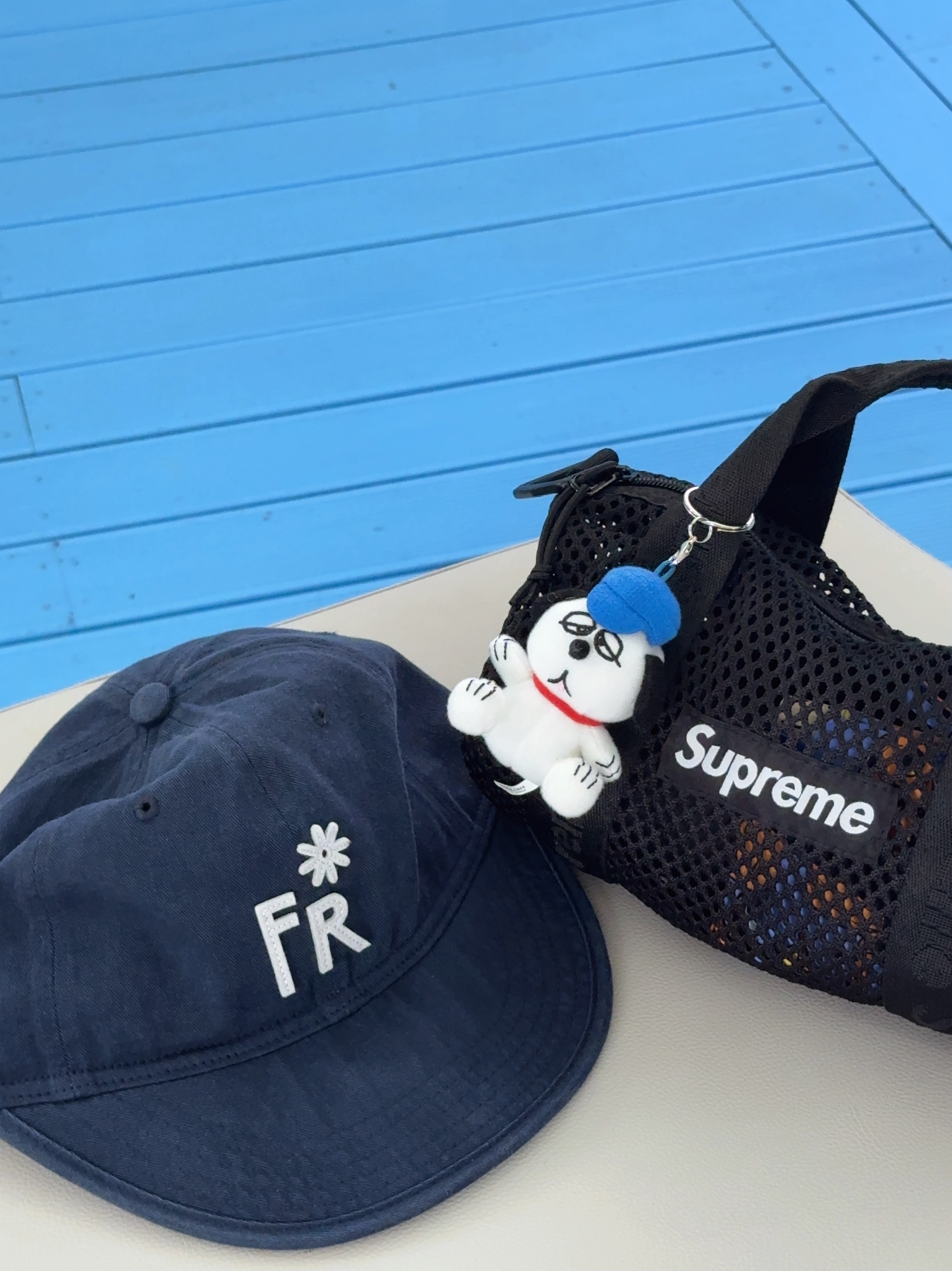 Uniqlo UT x Kaws x Warhol S/S Graphic T-Shirt A White, Supreme Mesh Mini Duffle Bag Black - 25SS 착용 스타일 - 5