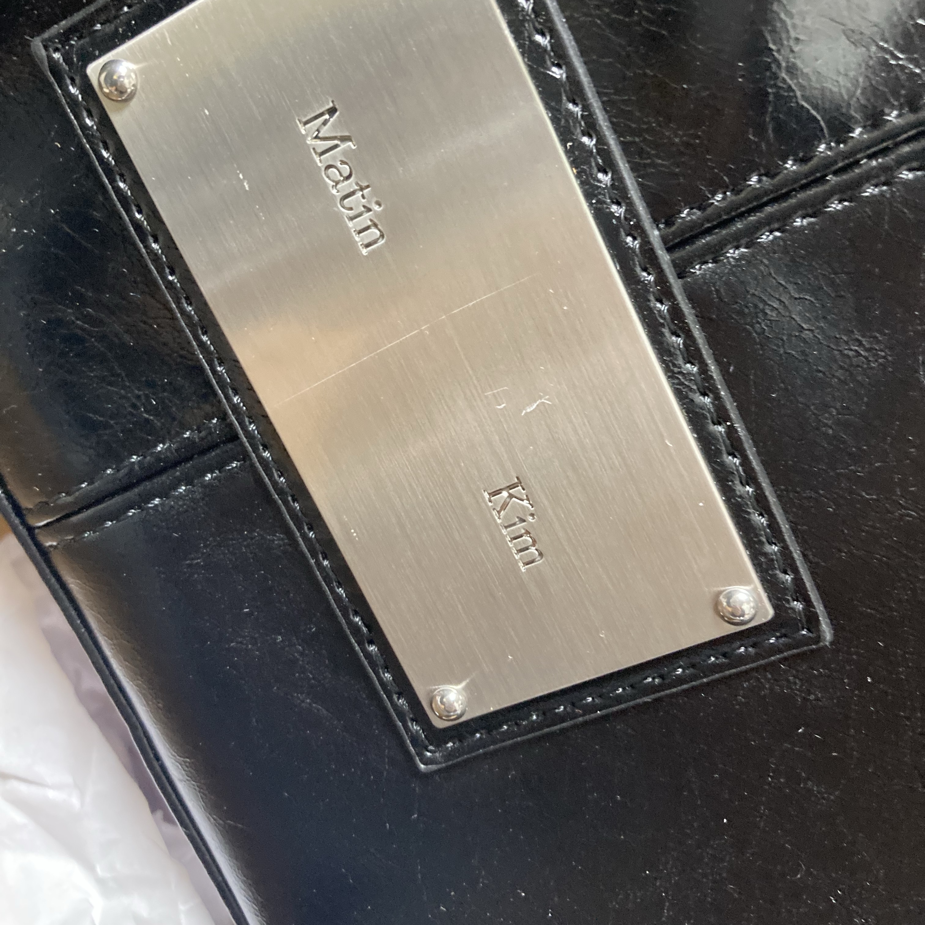 Matin Kim Buckle Strap Shoulder Bag Black 착용 스타일 - 2