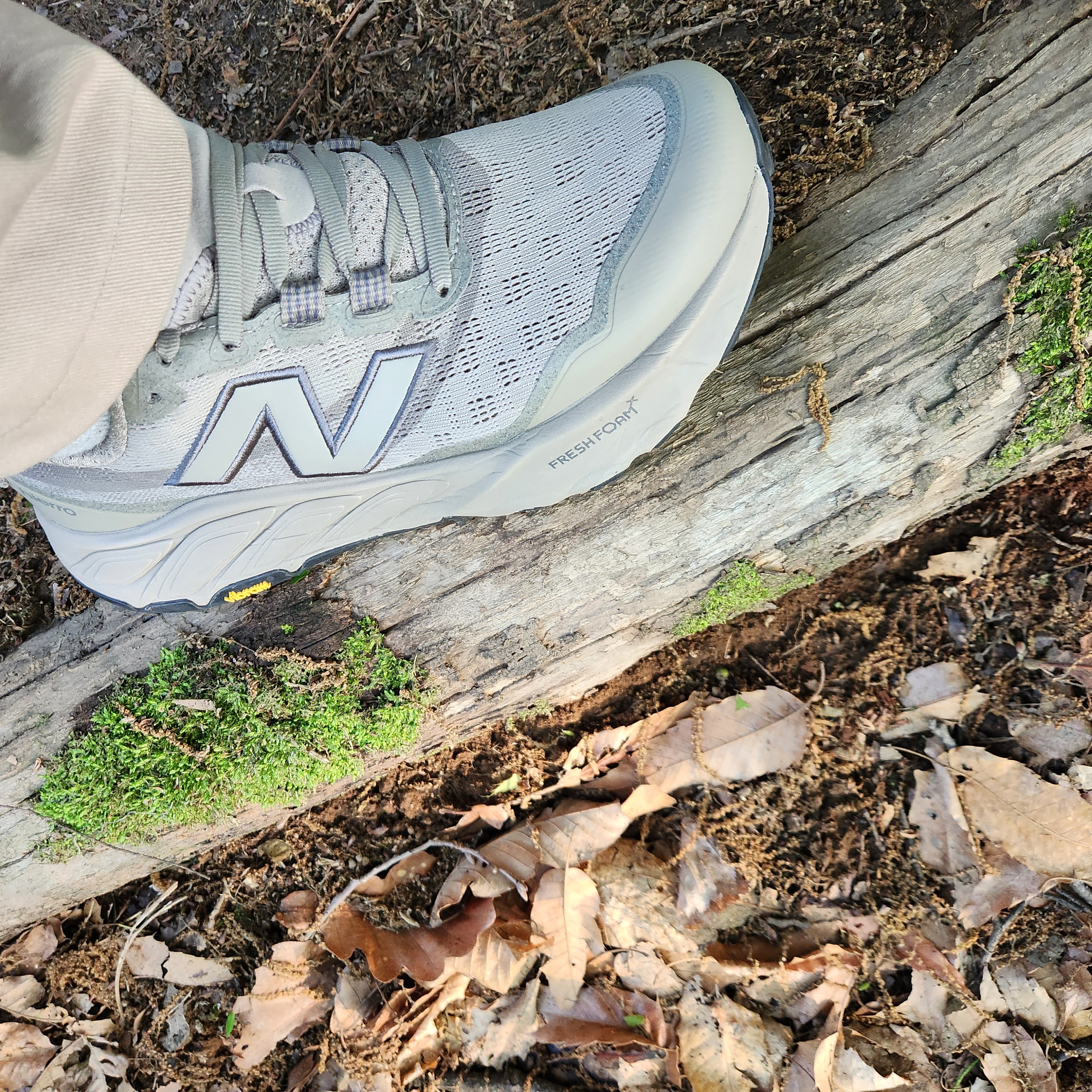 New Balance Fresh Foam X Hierro v9 Arid Stone Castlerock, Arc'teryx x Beams Zeta SL Jacket Grey 착용 스타일 - 3