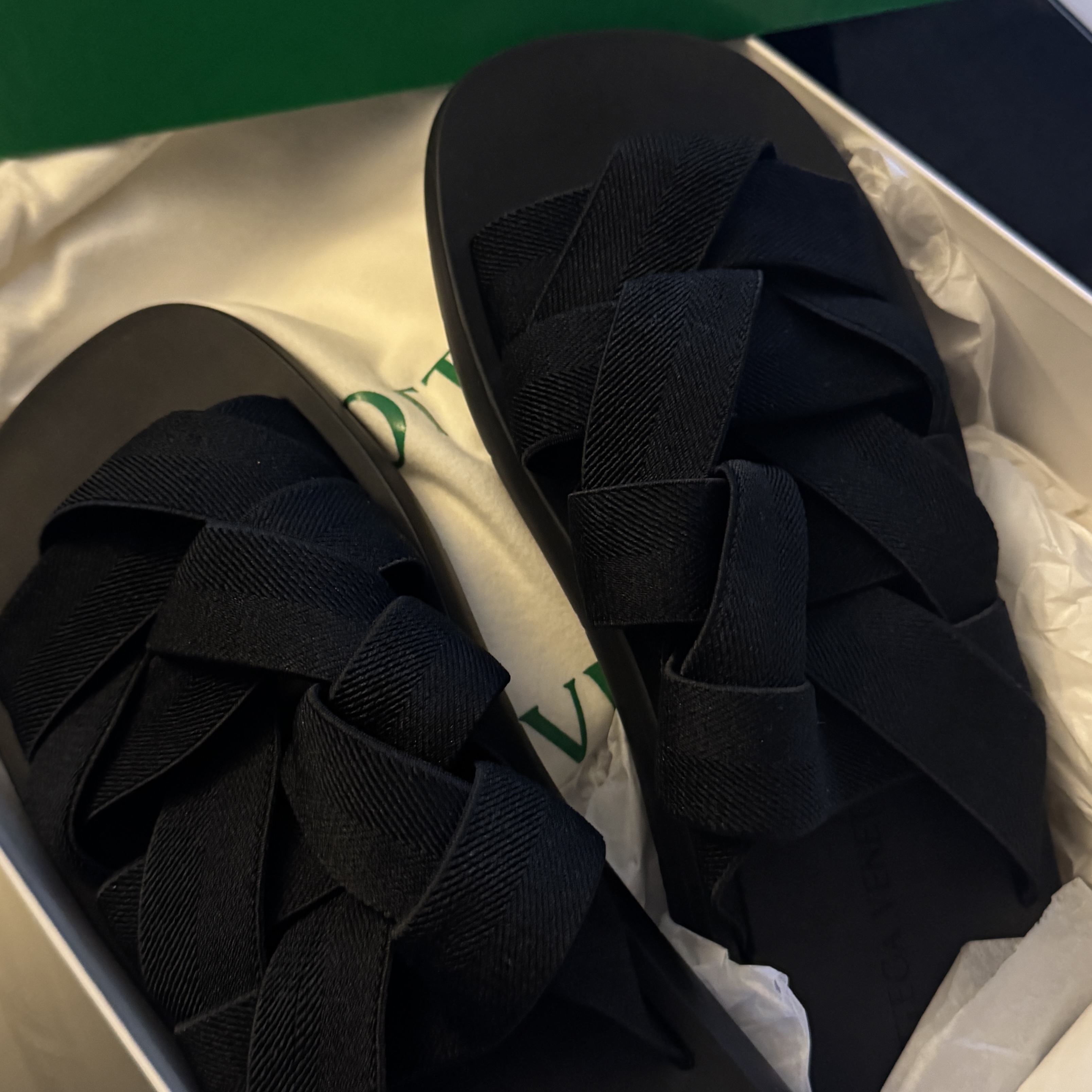 Bottega Veneta Plat Mule Black 착용 스타일