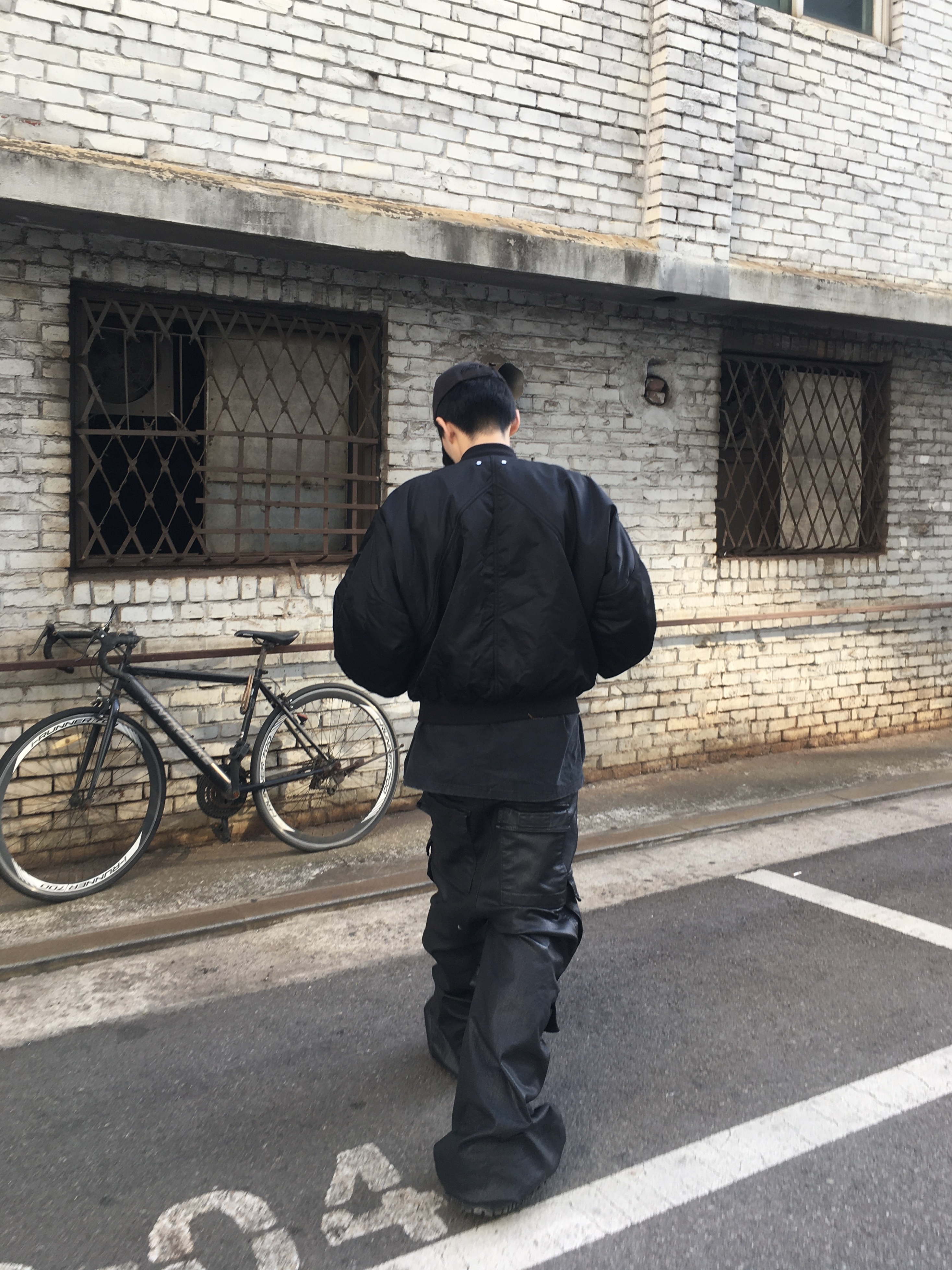 Rick Owens Porterville Denim Double Cargo Jumbo Belas Pants Black Wax, Balenciaga Gaffer Cap Black 착용 스타일 - 2
