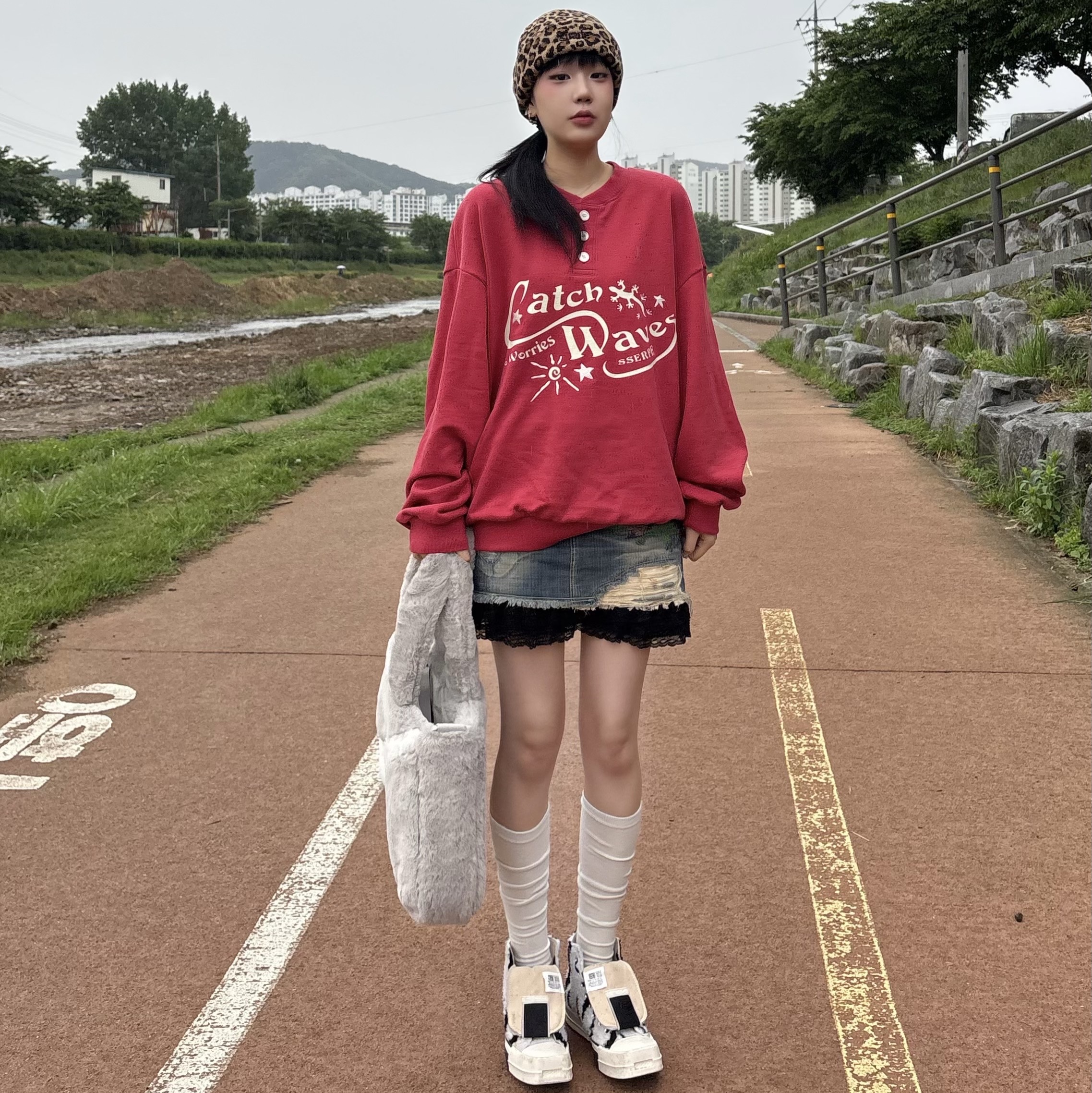 Converse x Drkshdw Turbodrk Chuck 70 Hi Lilly White, Nike NSW Faux Fur Tote Bag Light Iron Ore 착용 스타일 - 1