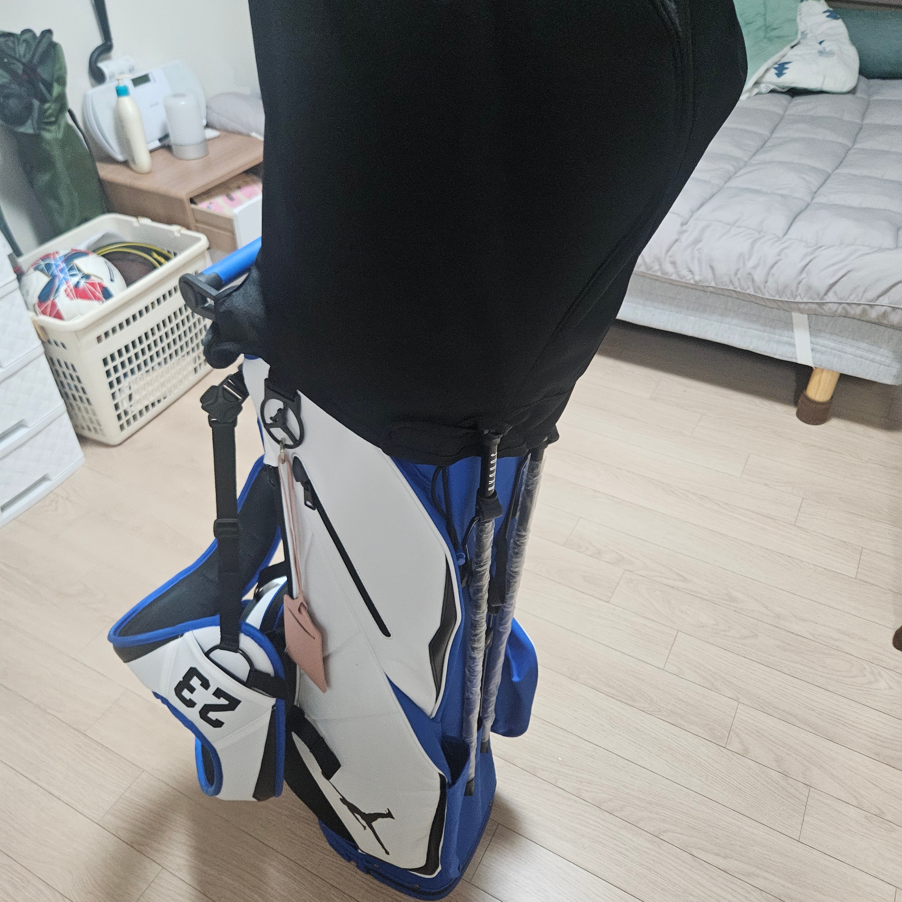 Jordan Fade Away 6-Way Golf Bag White Varsity Royal 착용 스타일 - 1